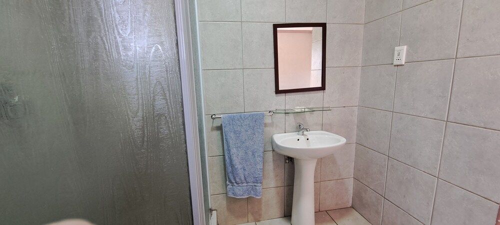 Petra Lodge Basic Triple Room 5