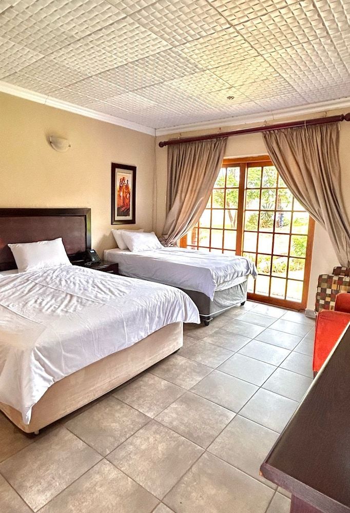 Zororo Lodge Standard Twin Room 5