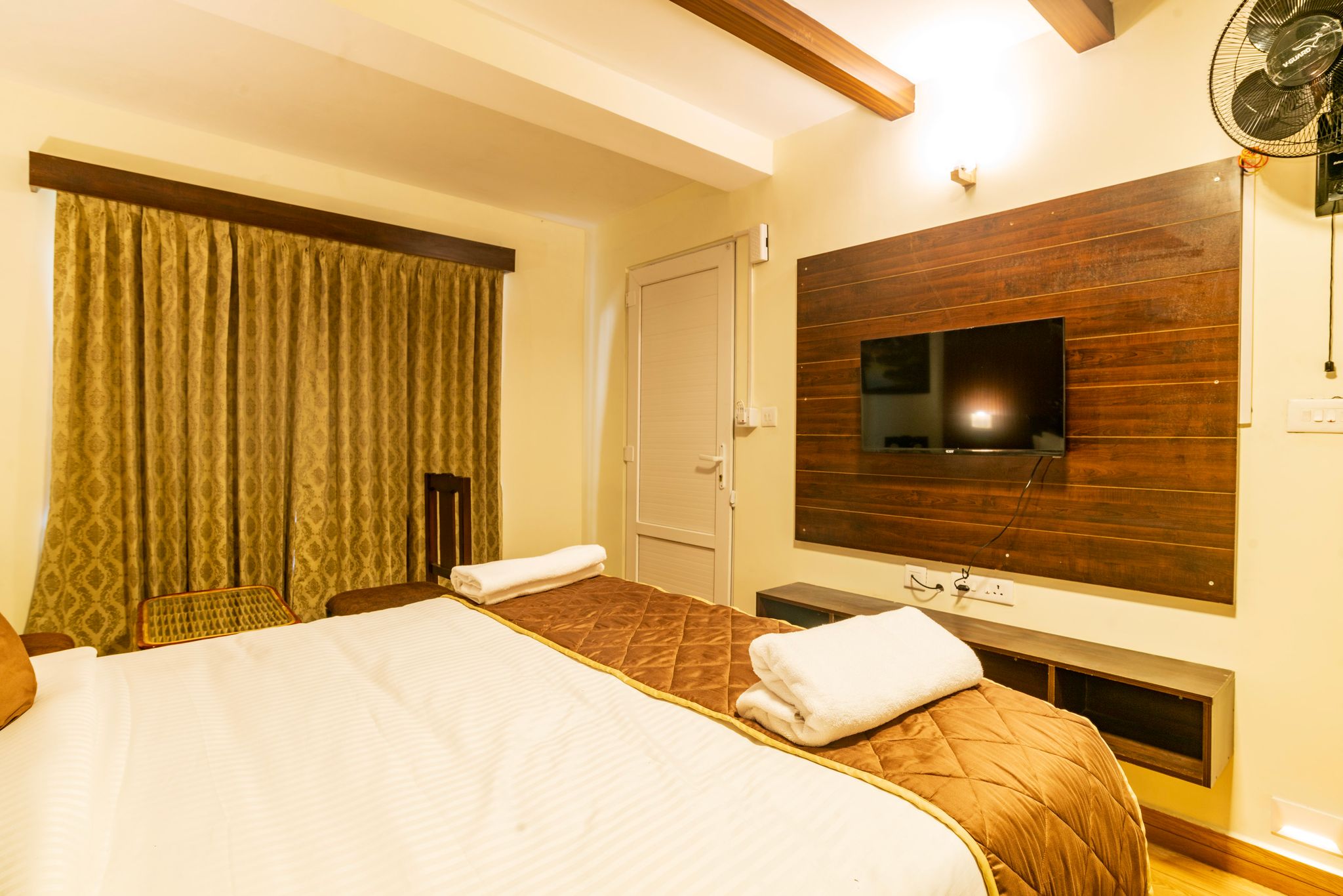 Warmth Streamside Serenity Resort Deluxe Mountain View 4