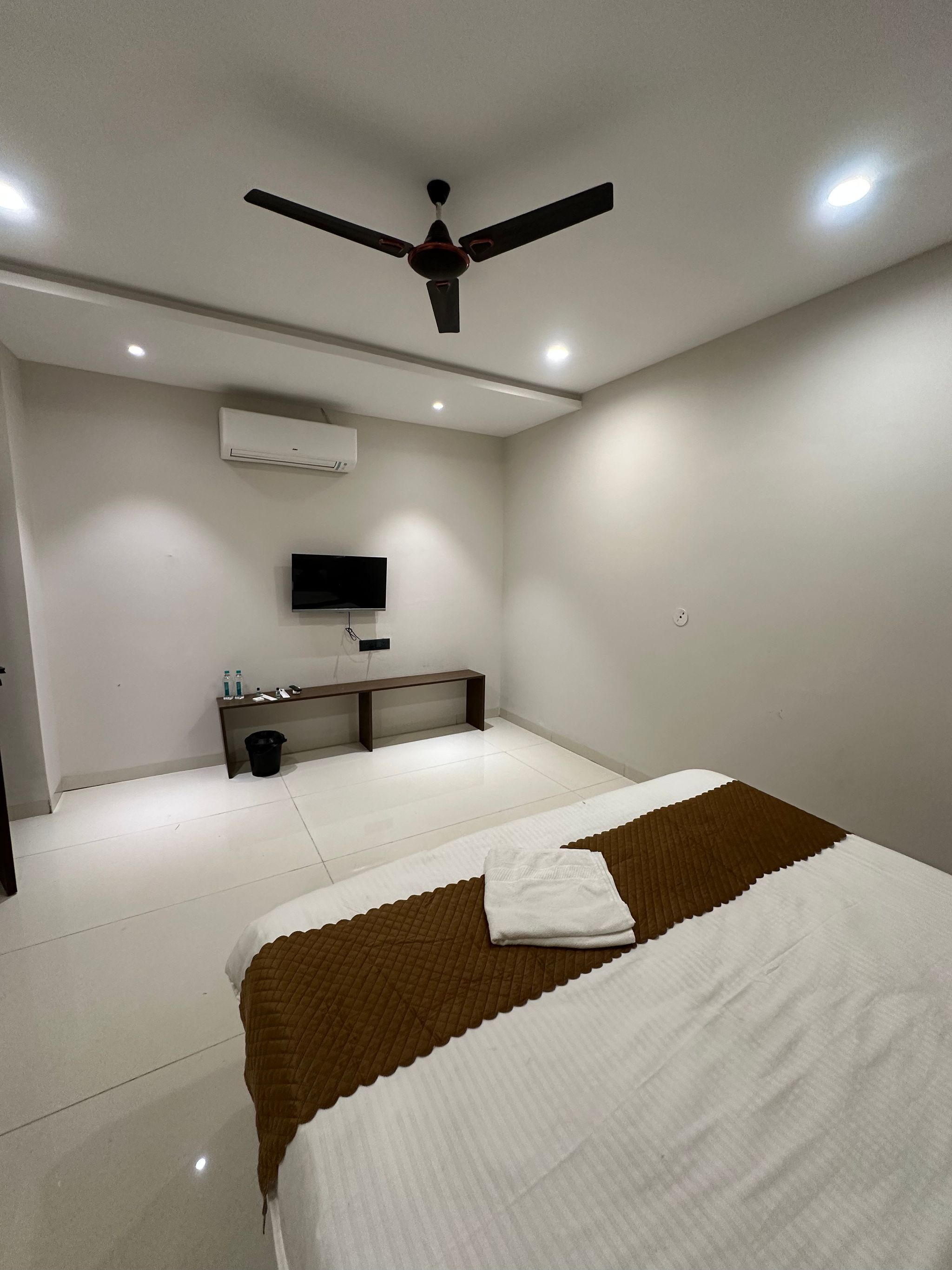 Hotel Shree Madhuram Double Bed Room 7