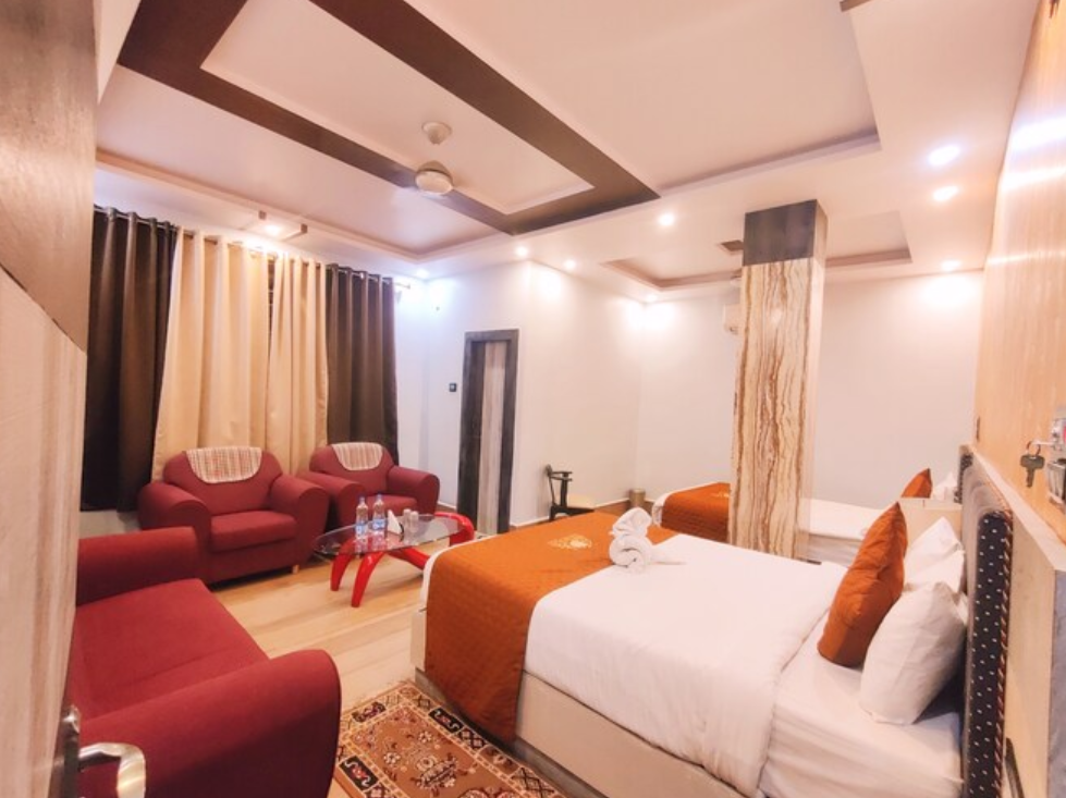 Luxury Suit Room with Living area ( Triple Bed )