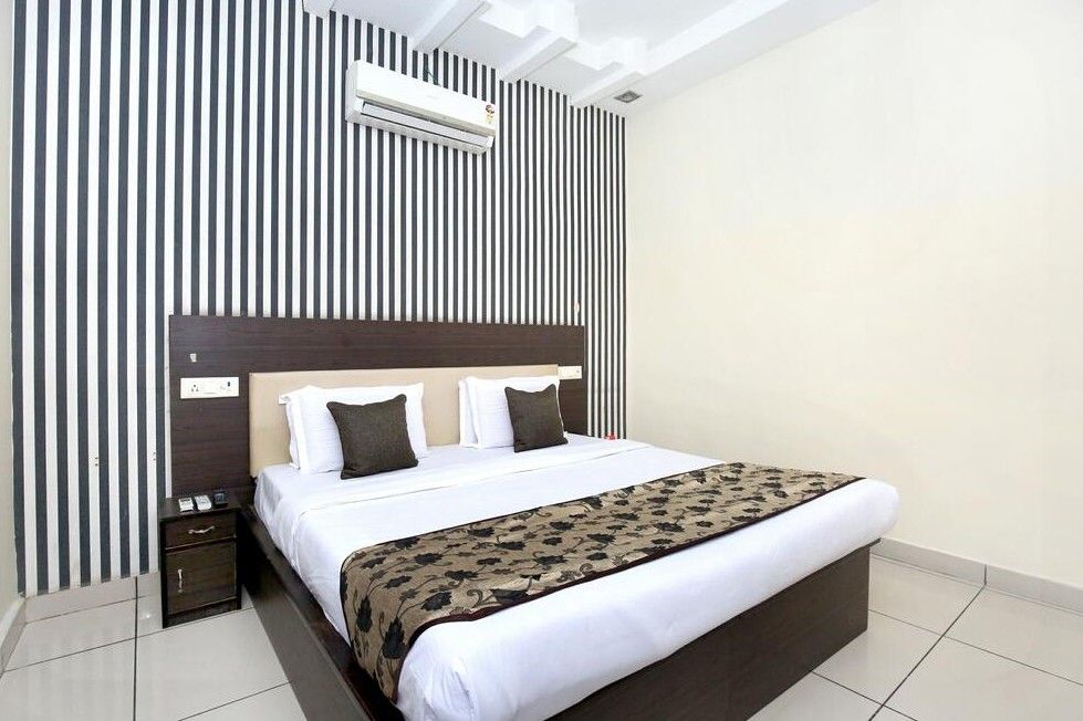 Hotel Gold Wing Deluxe Room 3