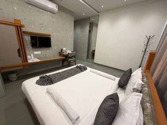 Euphoria The Fine Dine Deluxe room 3