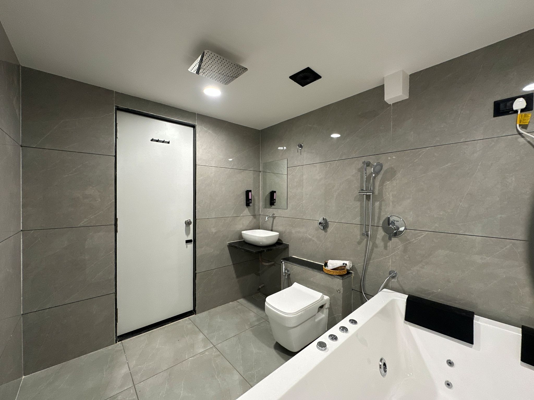 Suite Room With Bathtub