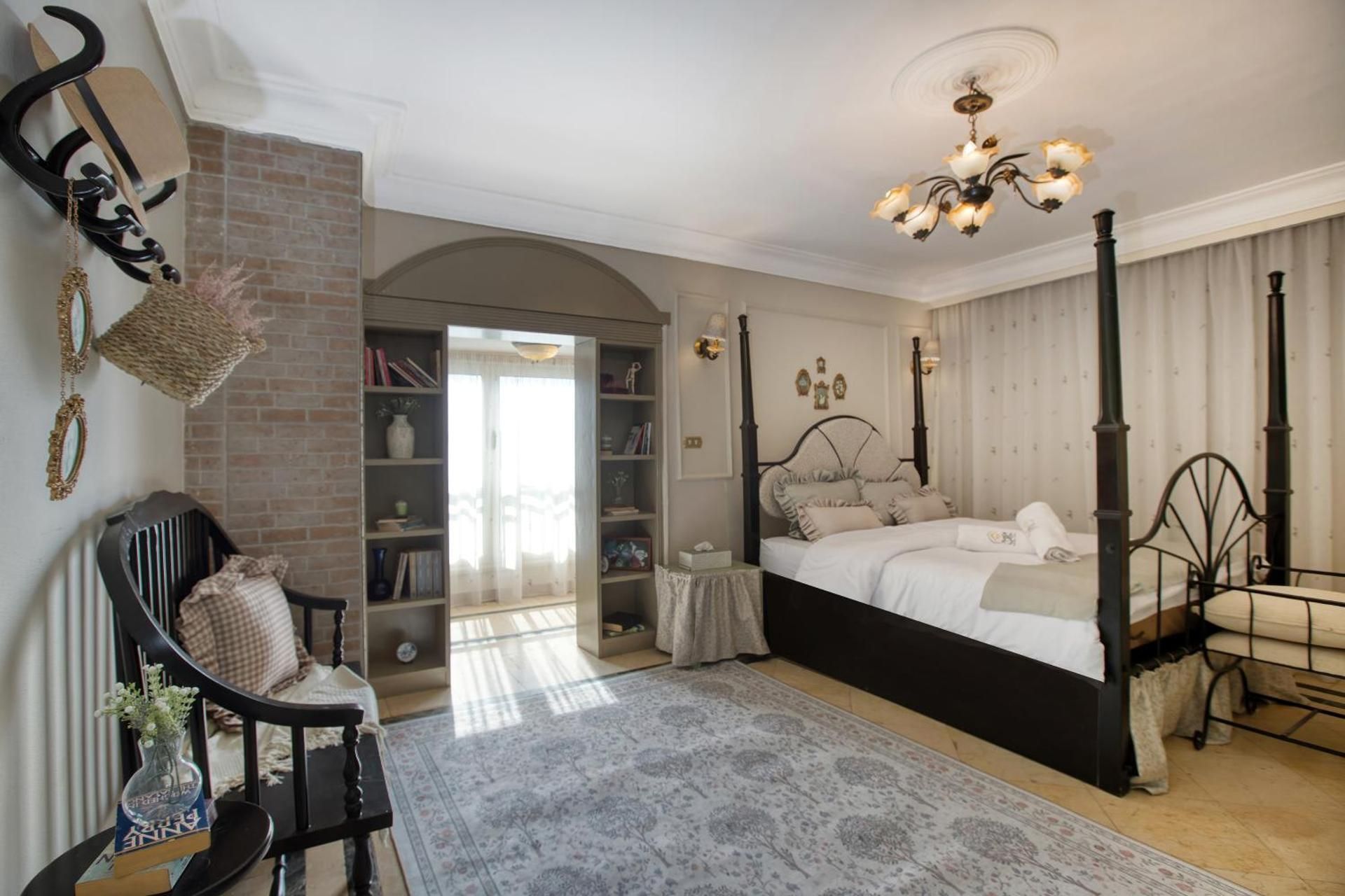 Peacefull Al Zamalek Khans Three-Bedroom Premium Apartment with Balcony