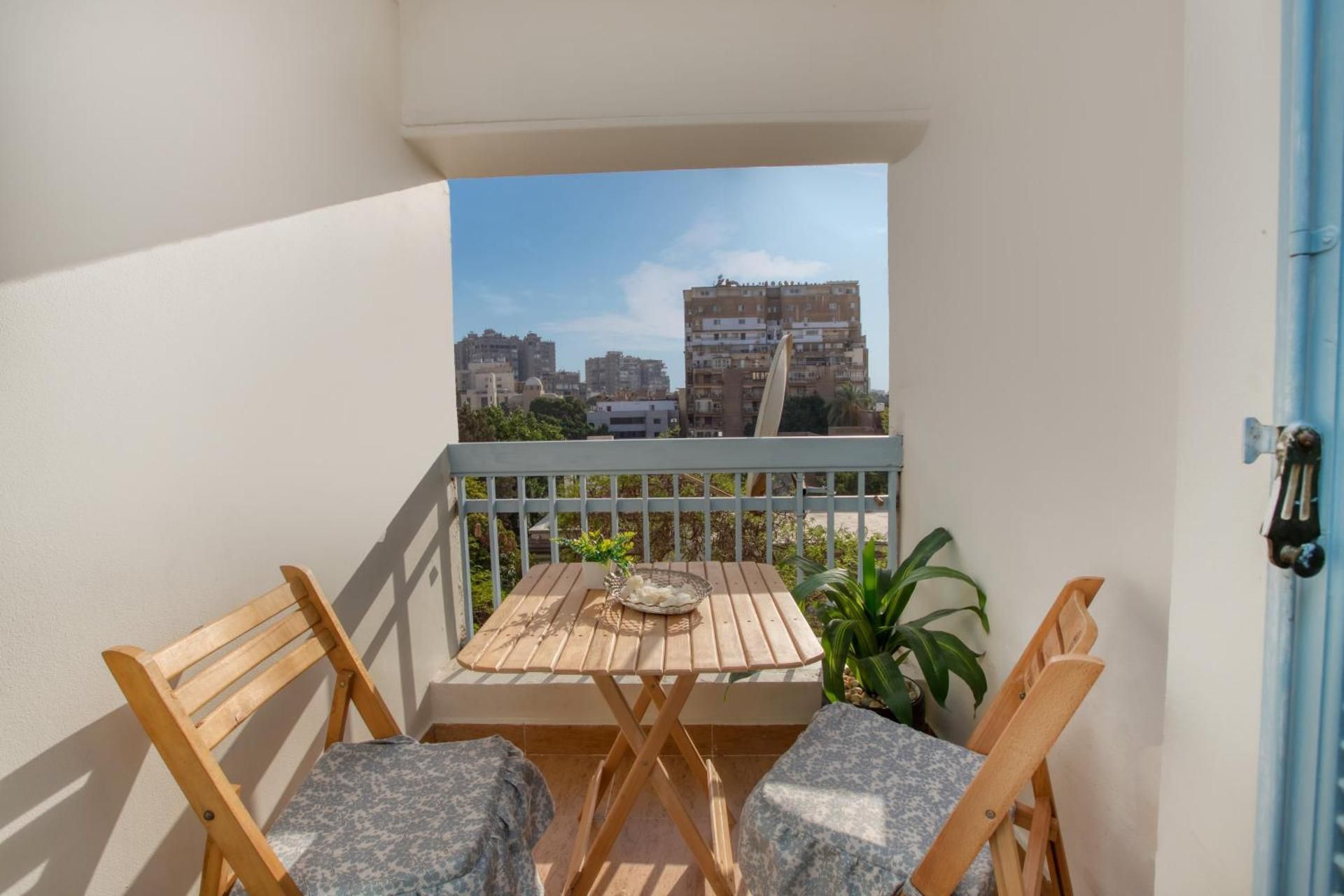 Peacefull Al Zamalek Khans Three-Bedroom Premium Apartment with Balcony 2