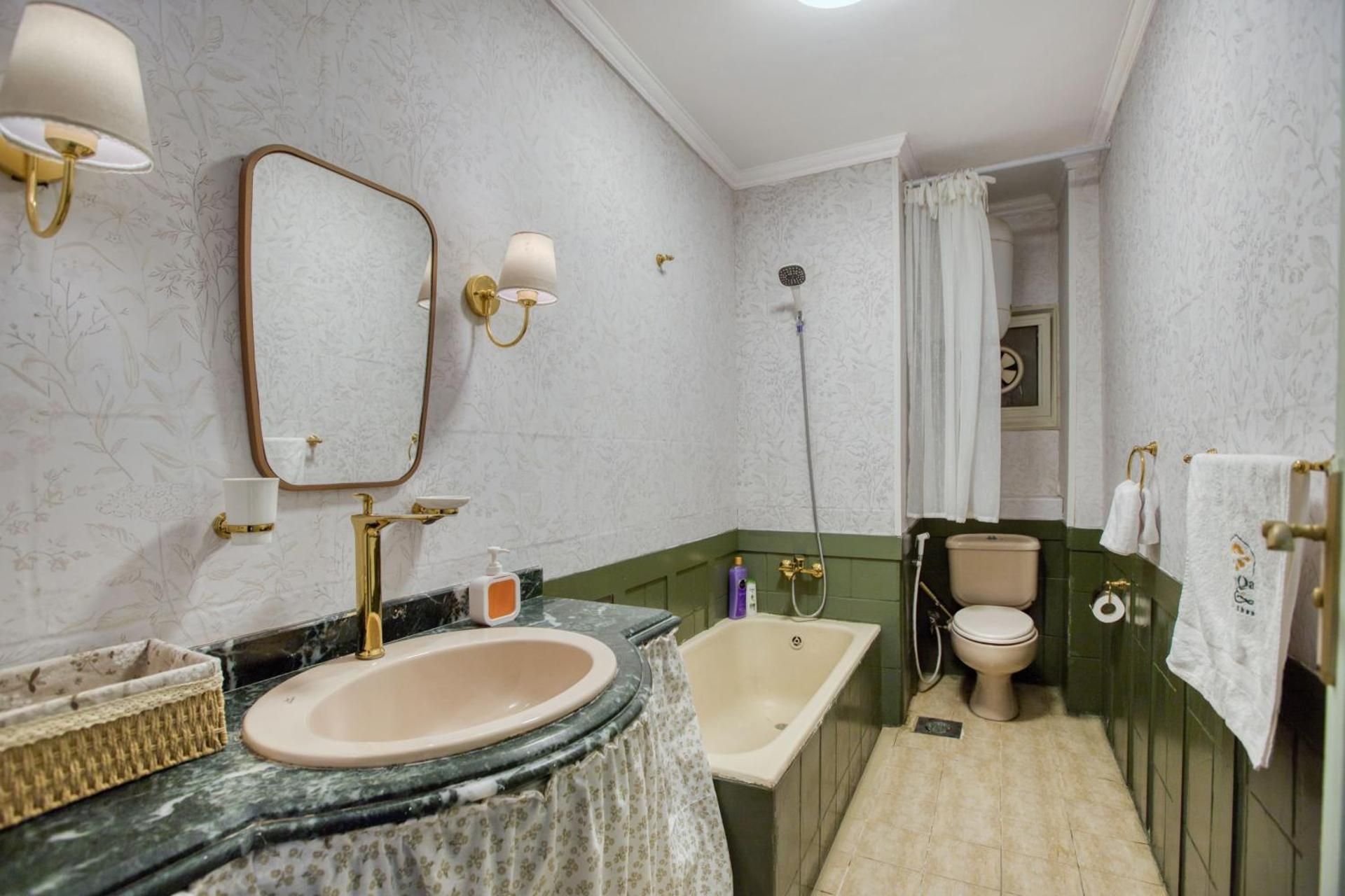 Peacefull Al Zamalek Khans Three-Bedroom Premium Apartment with Balcony 3