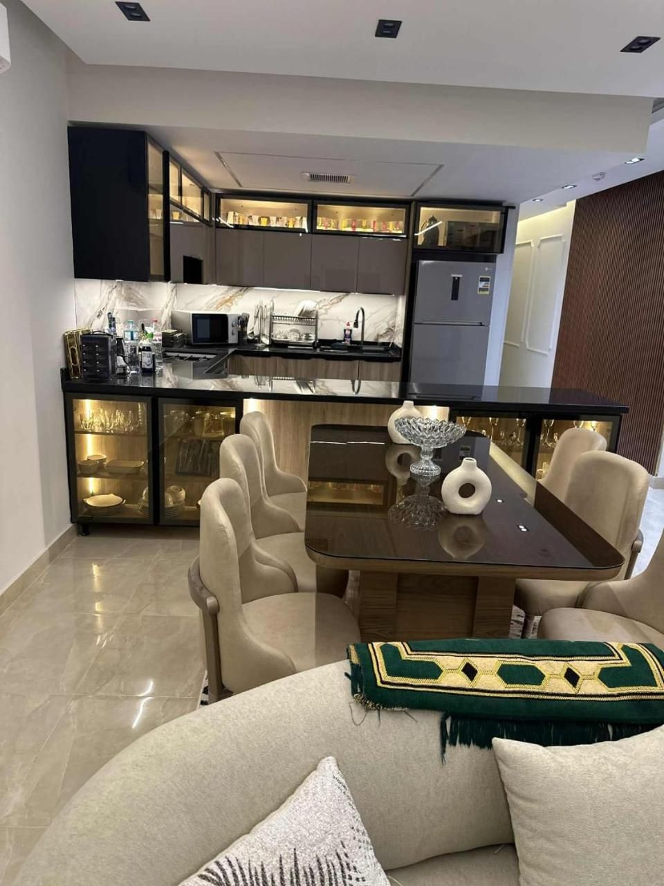 Apartment with Lake View