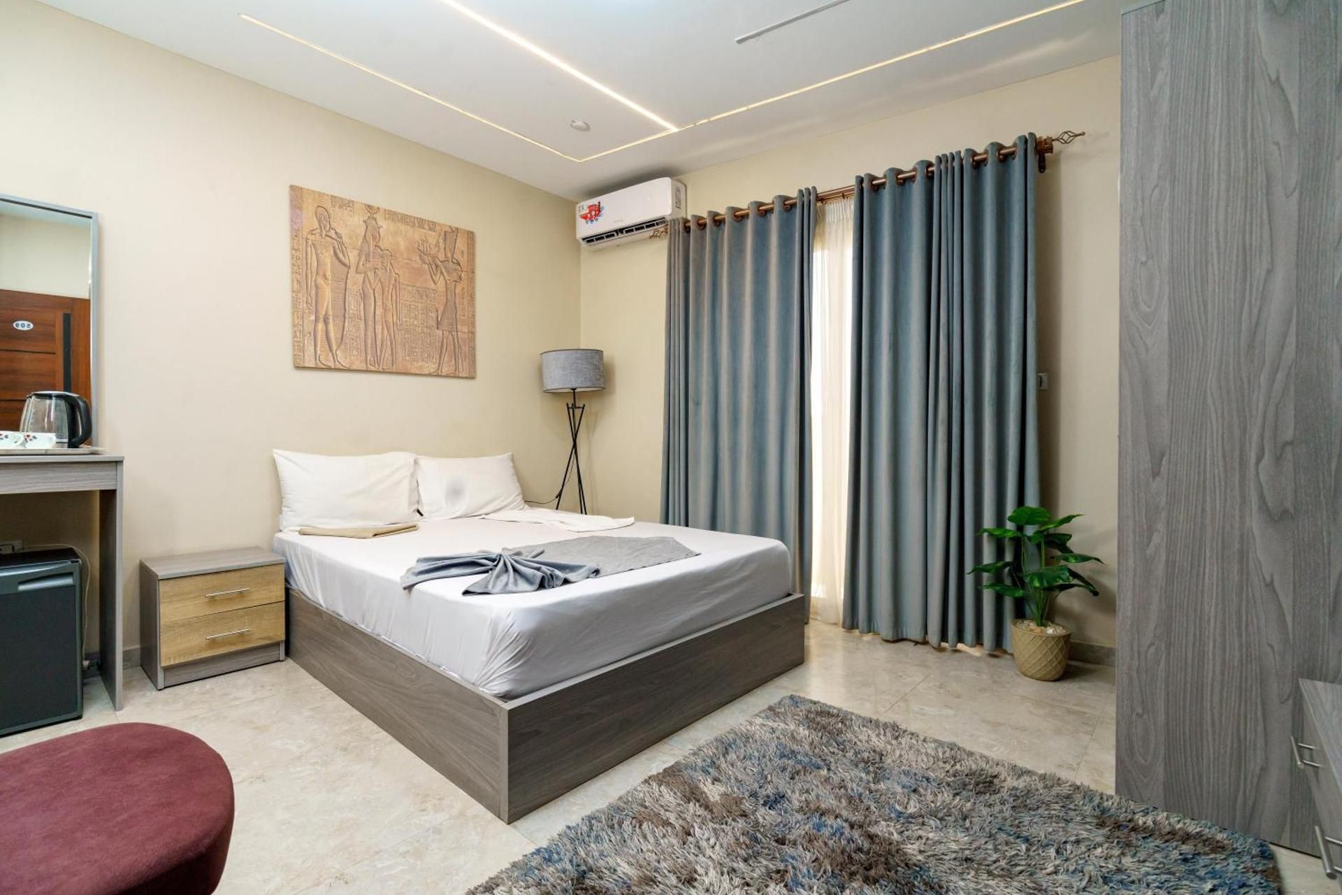 King Room with Balcony with Pyramids View