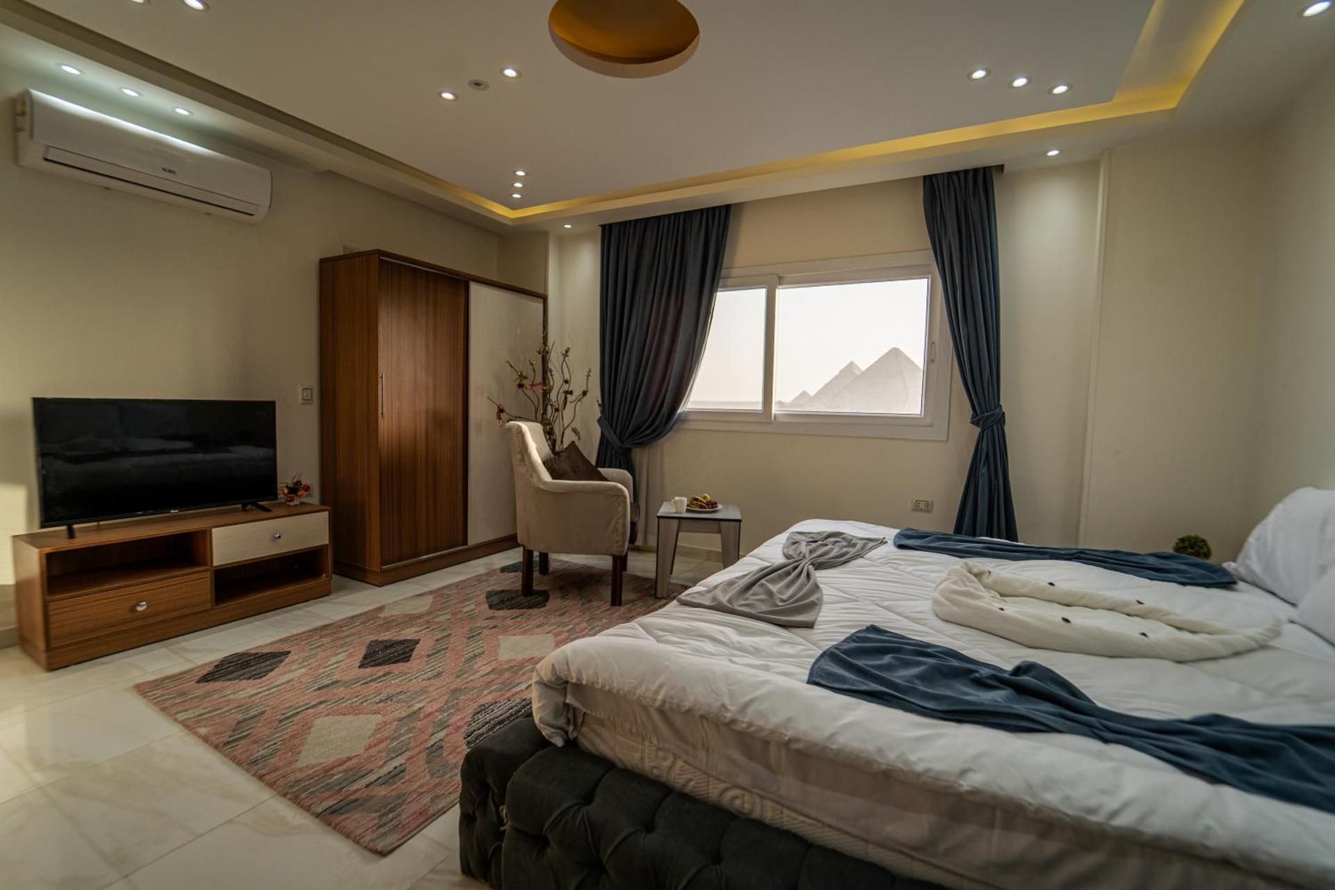 Deluxe Suite with Pyramids View