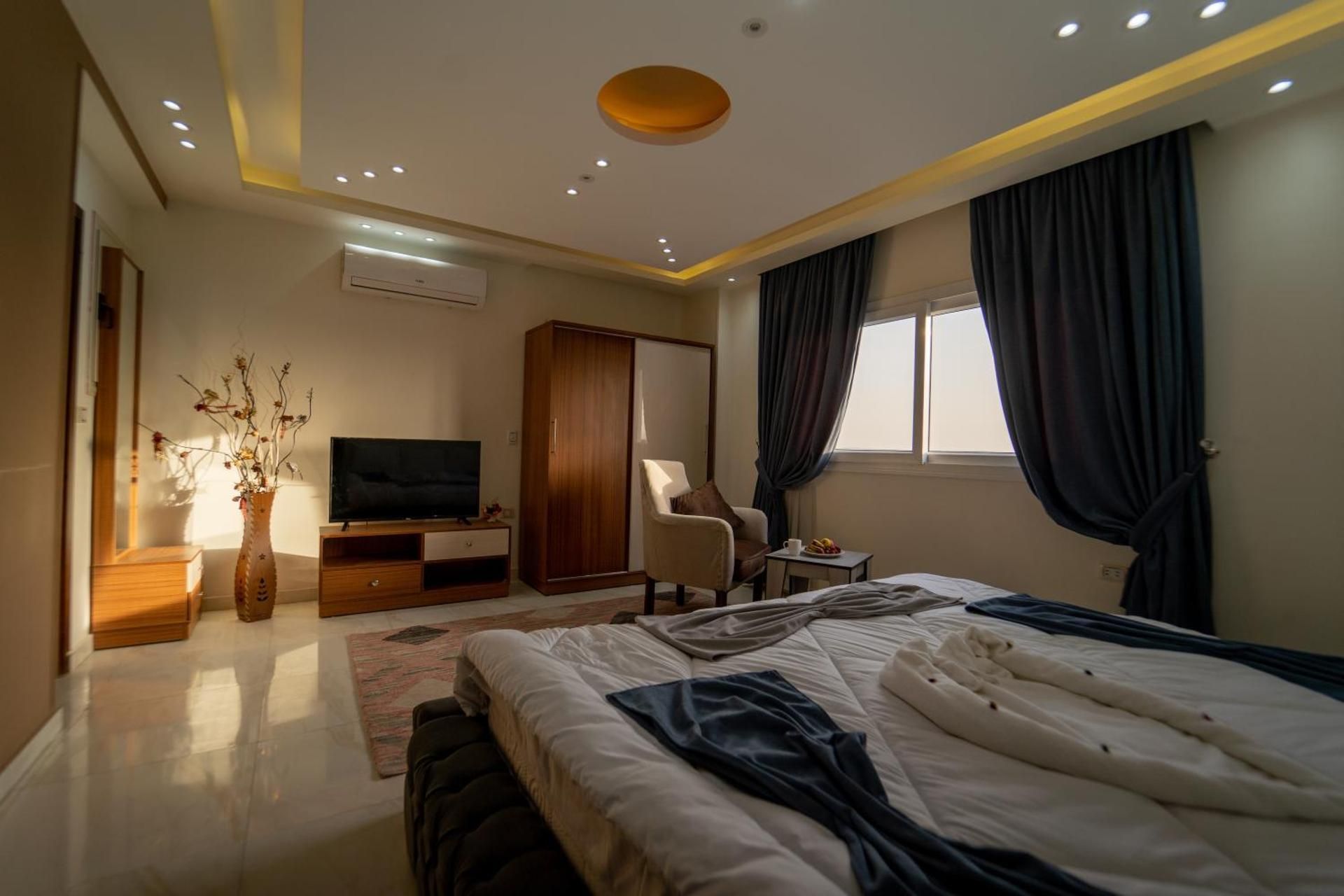Deluxe Suite with Pyramids View
