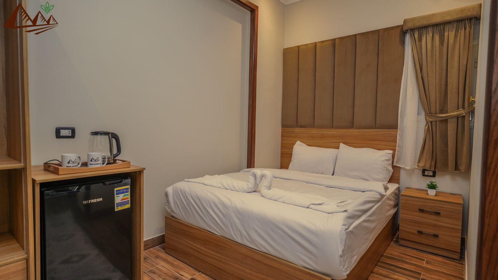 Deluxe - 1 Queen Bed