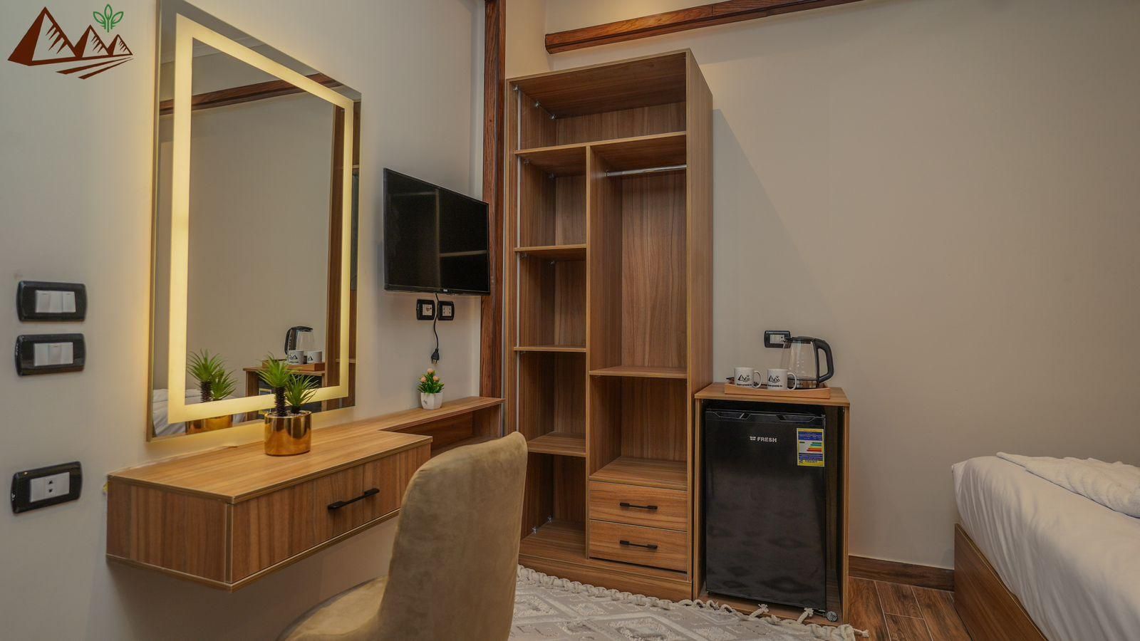 Deluxe - 1 Queen Bed