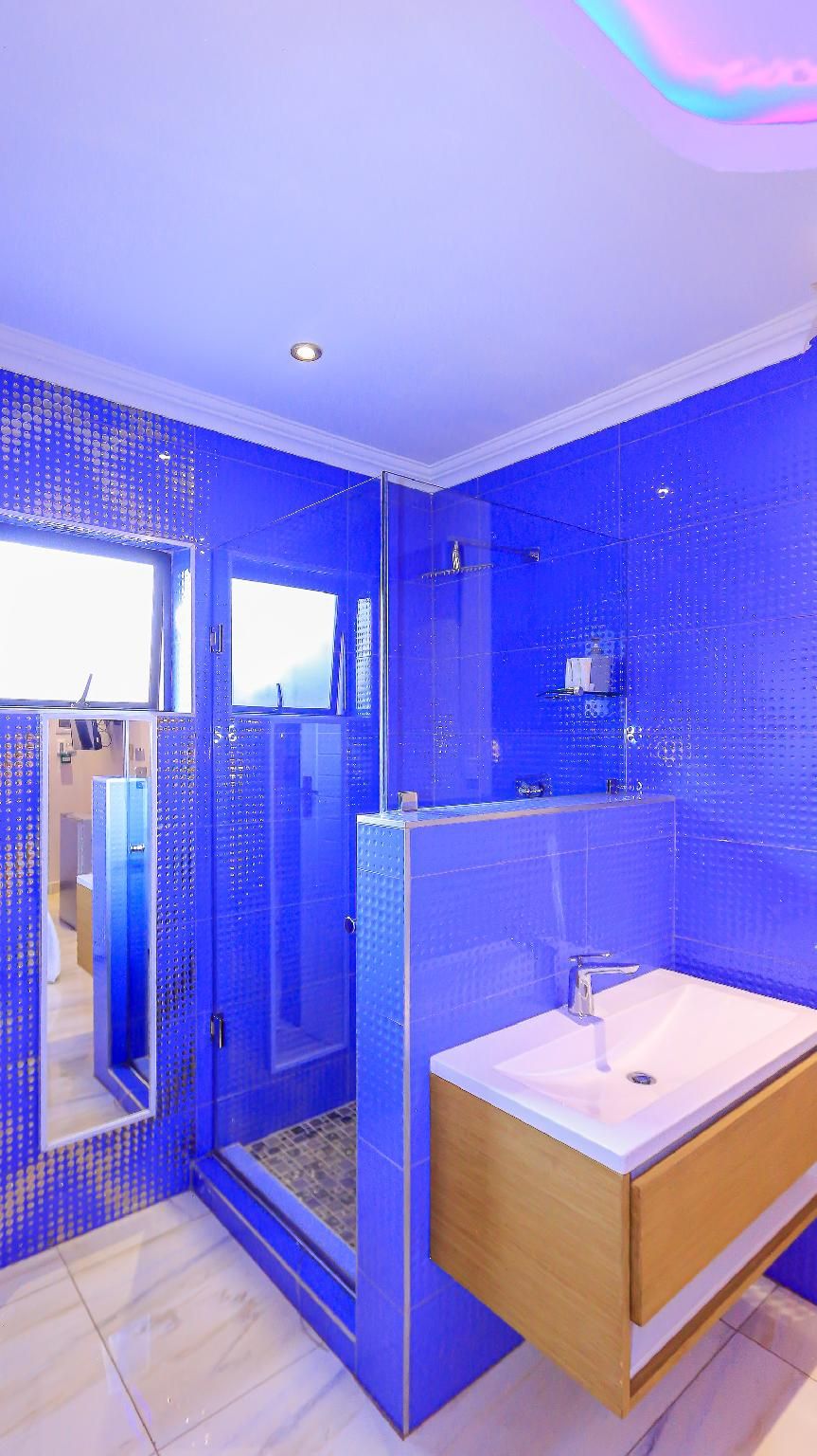 SKYLIGHT GUEST LODGE Deluxe Double Room 3