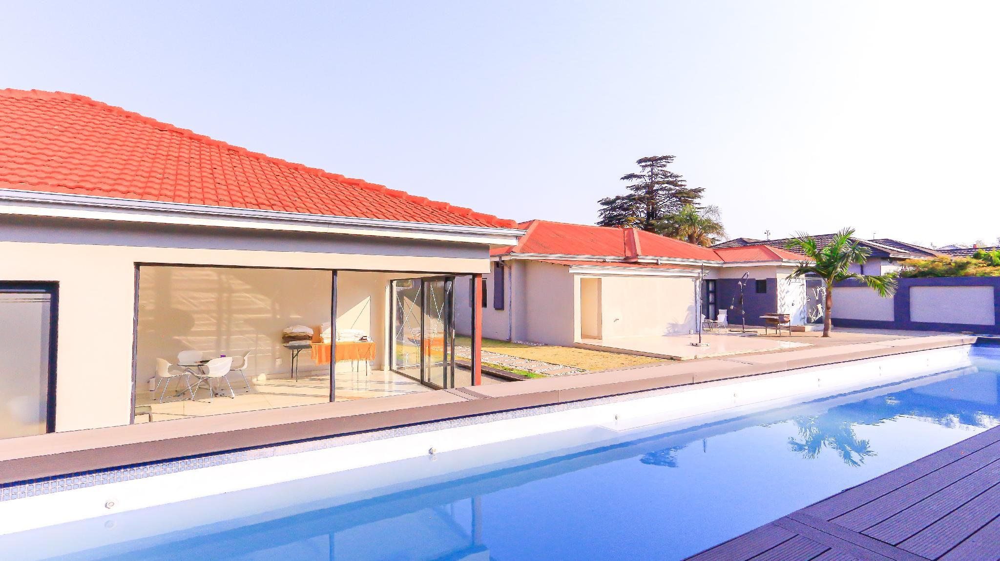 swimming pool [outdoor]