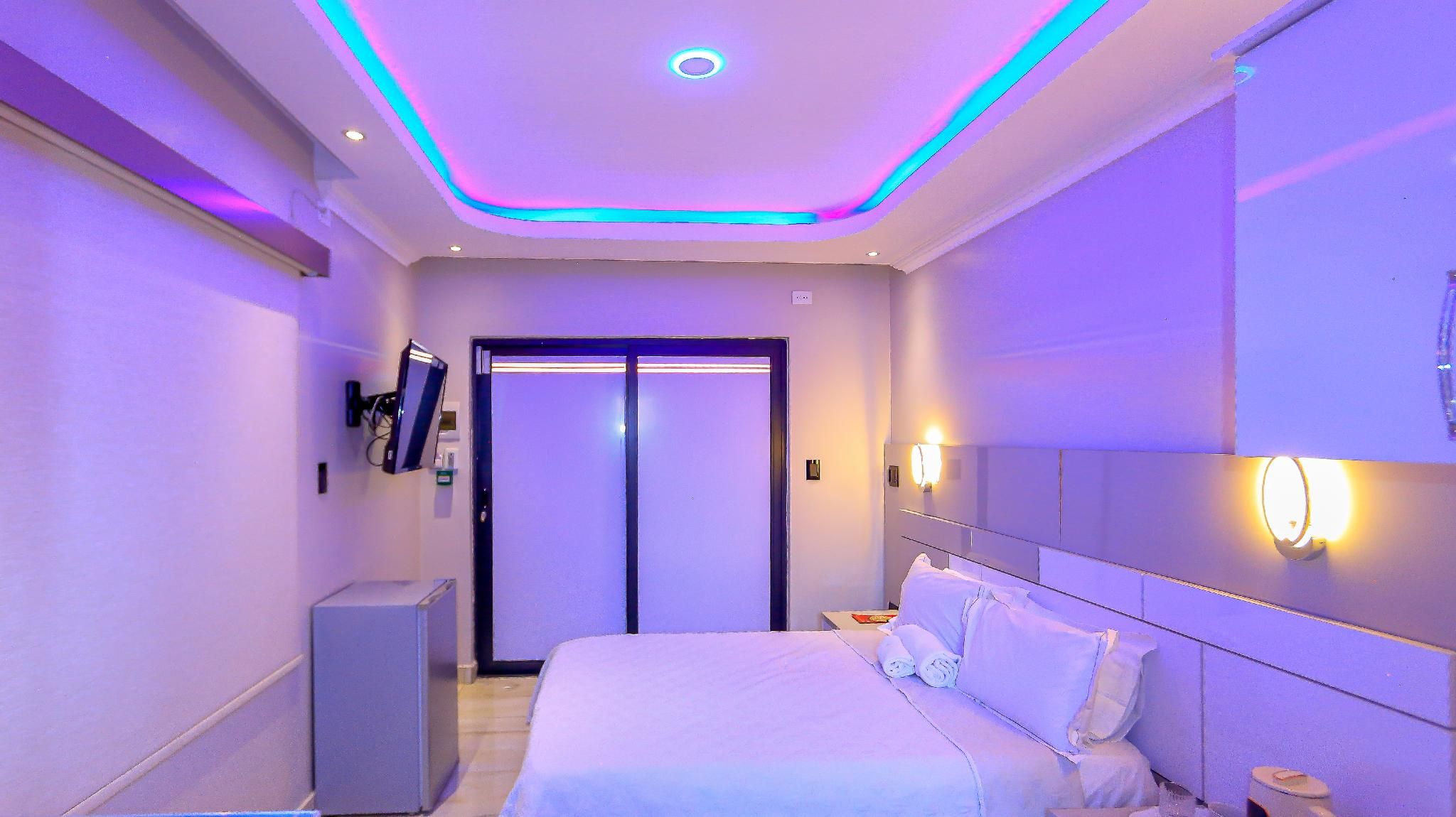 SKYLIGHT GUEST LODGE Deluxe Double Room 2