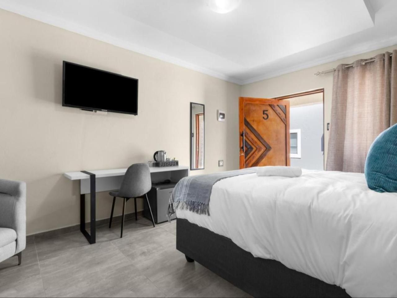 Standard Queen Room