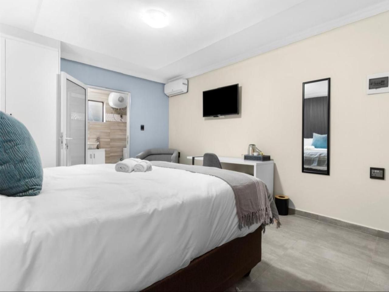 Standard Queen Room