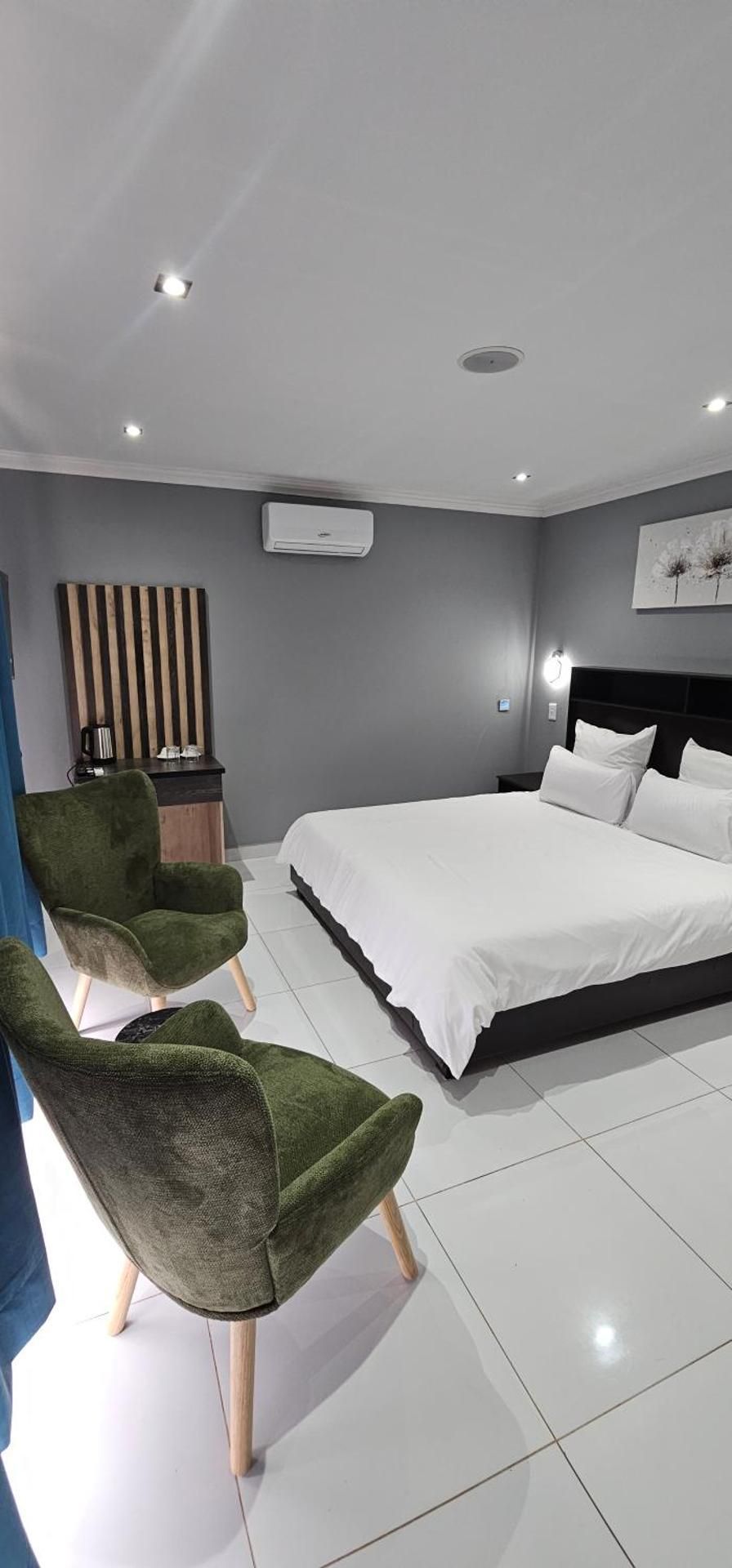 King Suite with Pool View