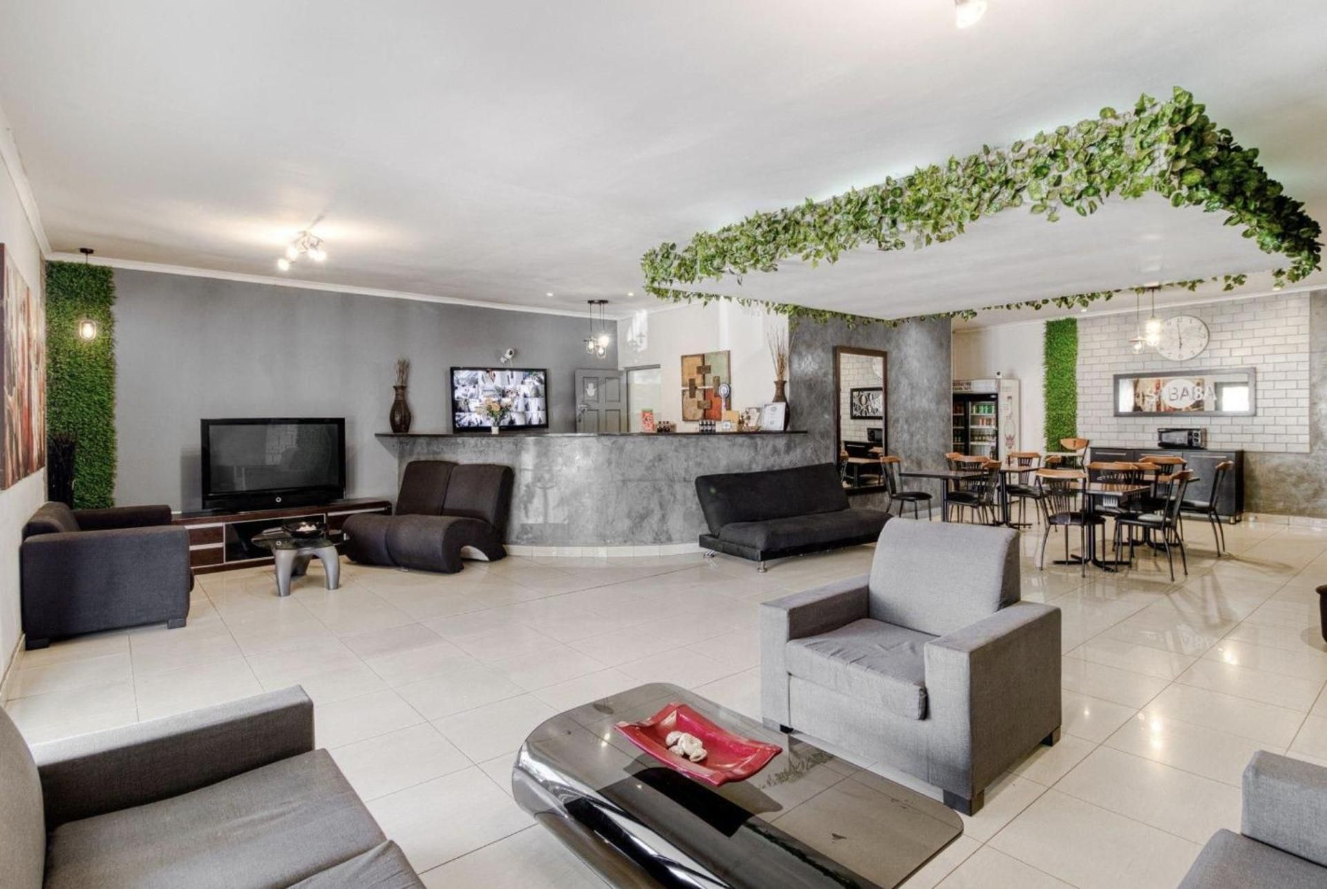 Queen Suite with Pool View
