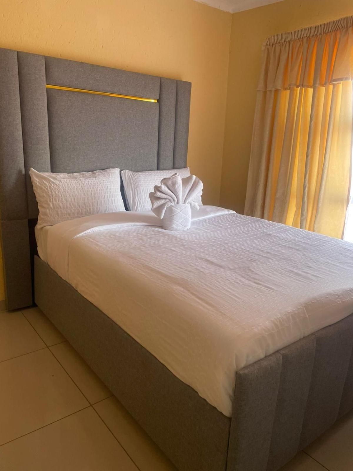 Deluxe Room (2 Adults + 1 Child)