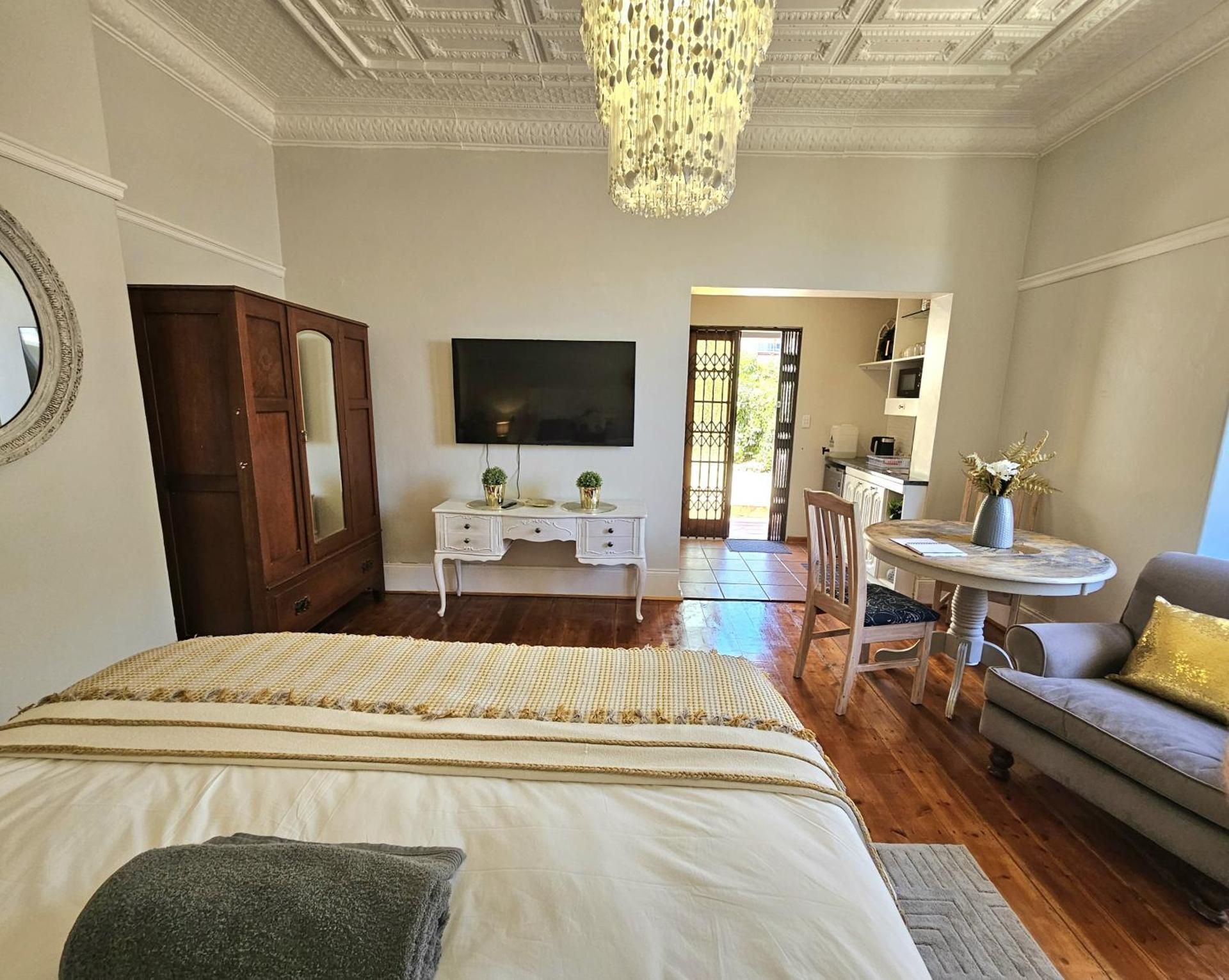 Studio Apartment with King Bed