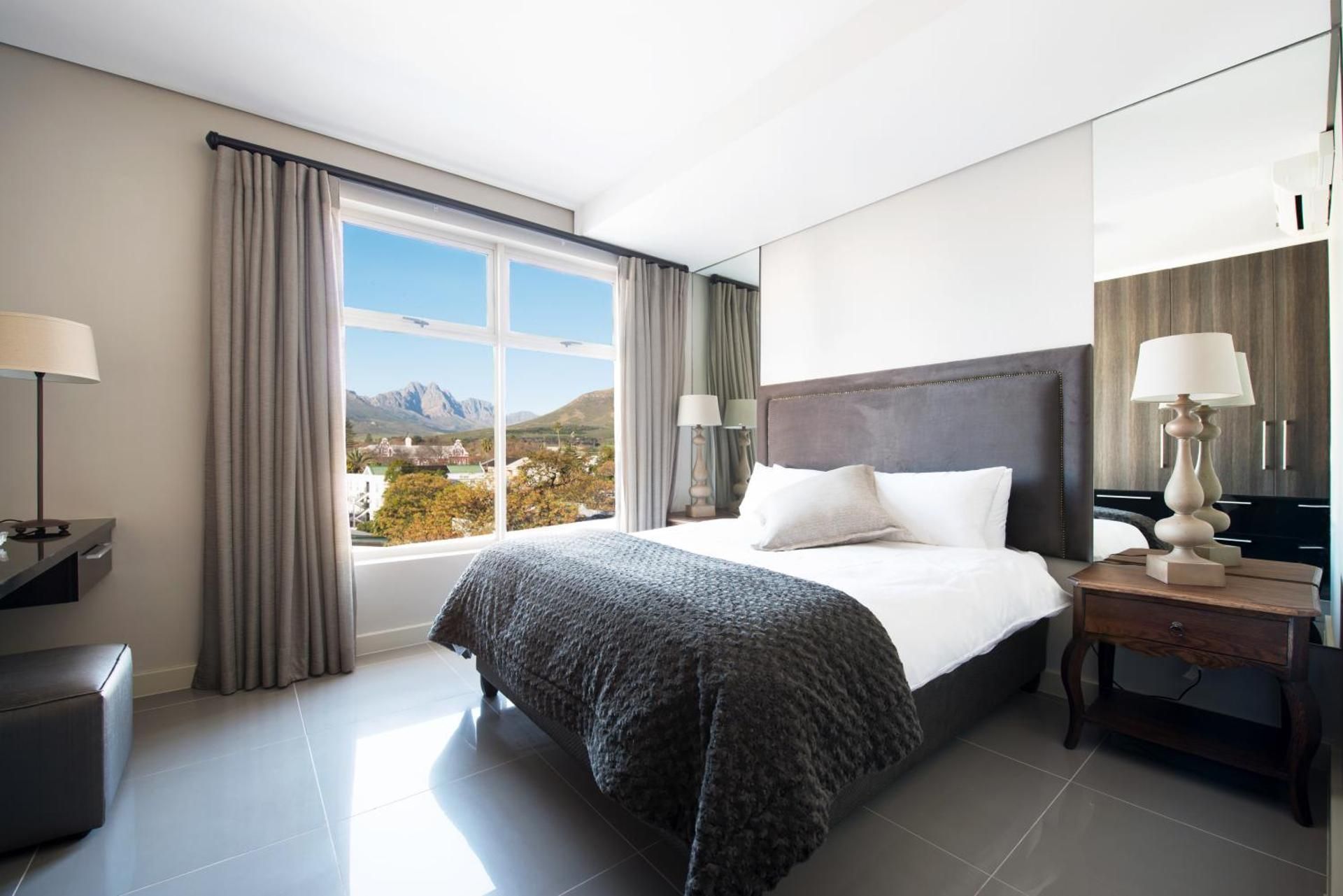 Apartment with Mountain View