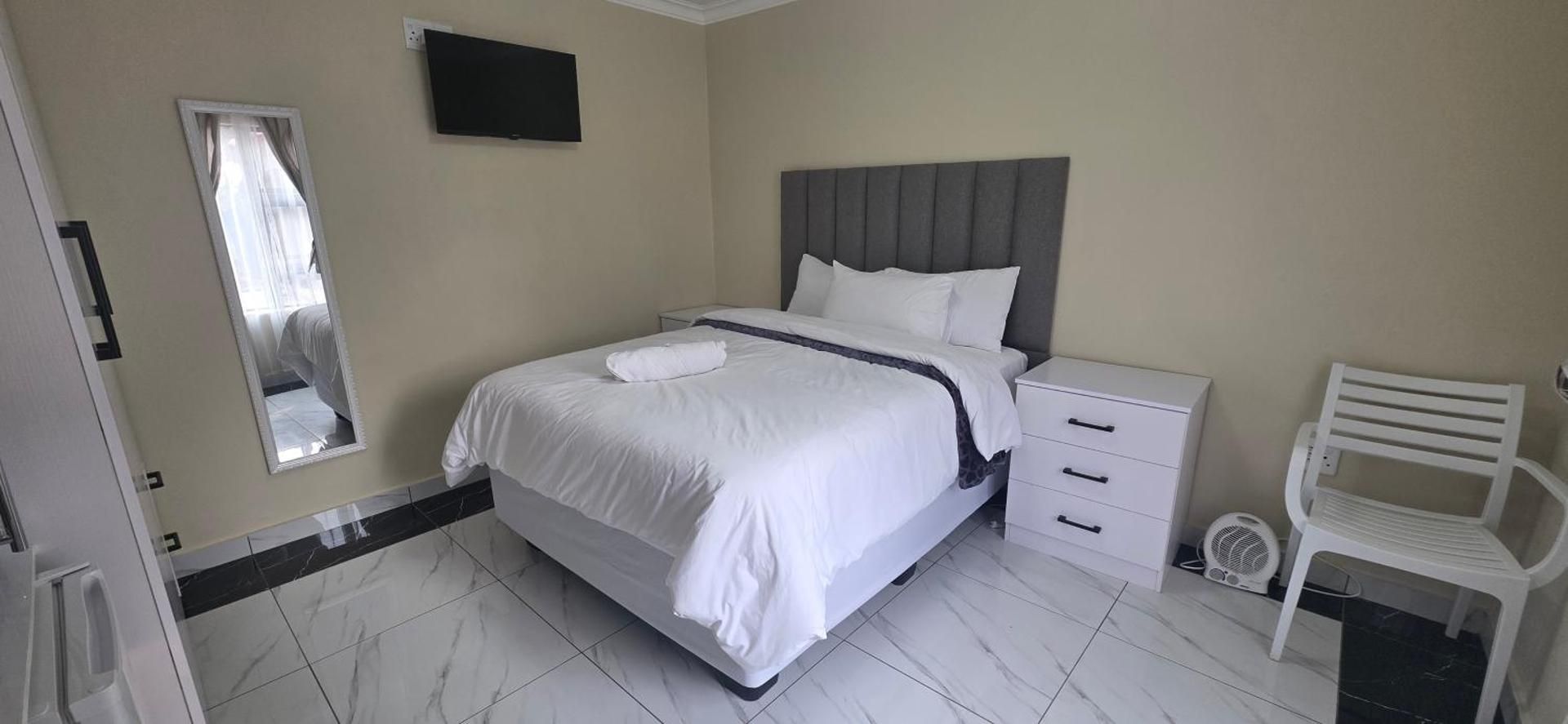 Deluxe Queen Suite