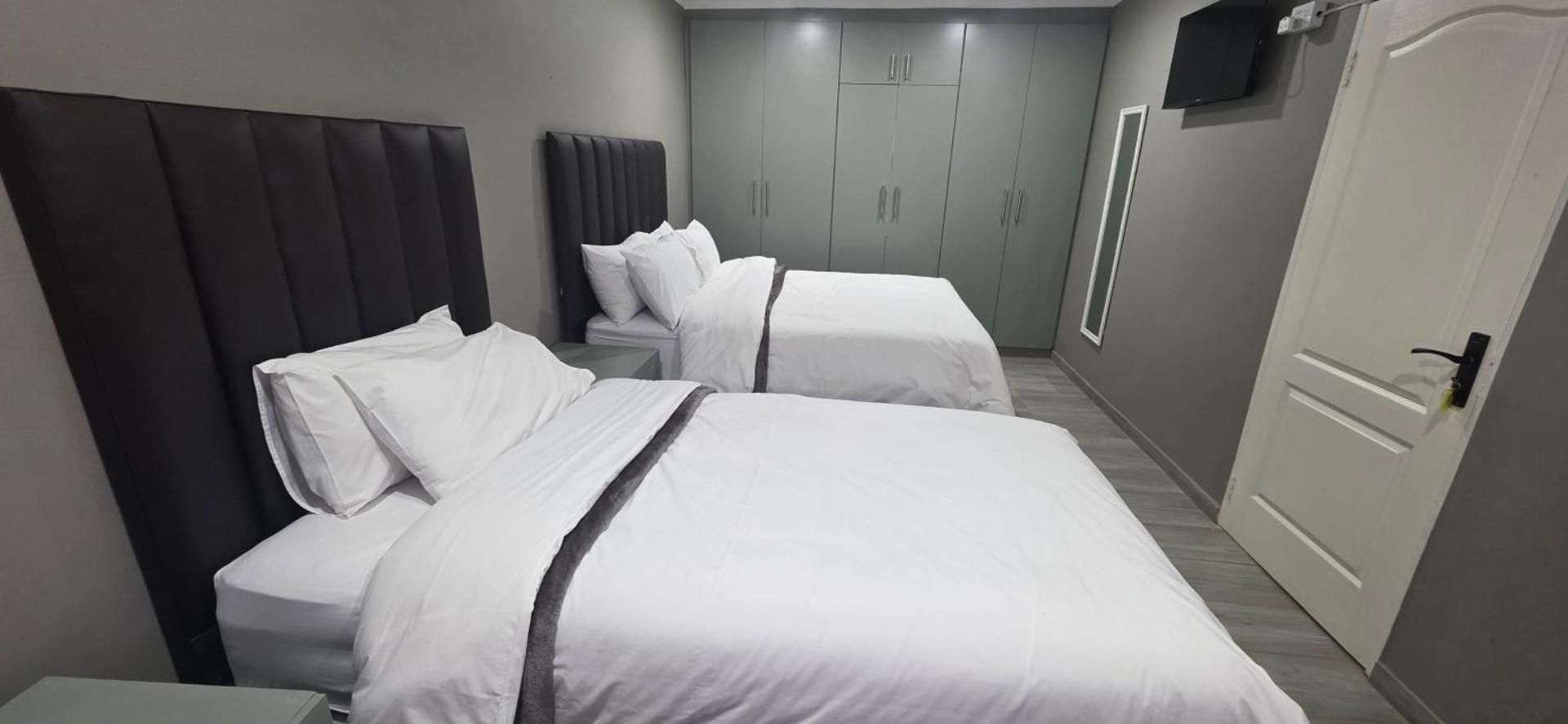 Deluxe Queen Suite
