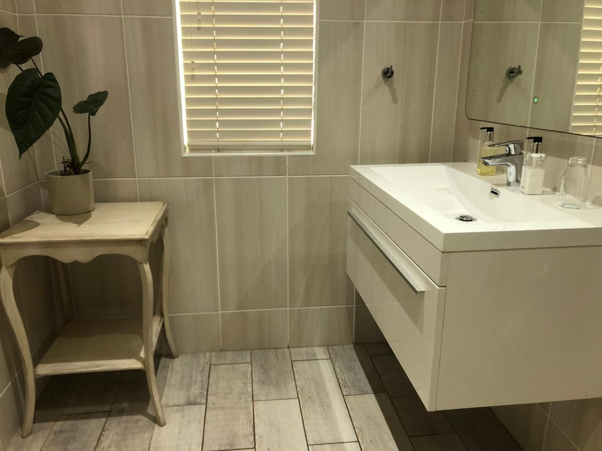 BlueSky Guest House Arniston Deluxe Queen Suite 3