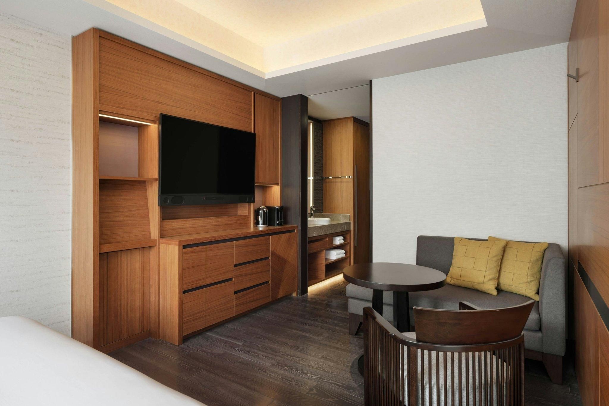 Wide King, Larger Guest Room, 1 King, High Floor