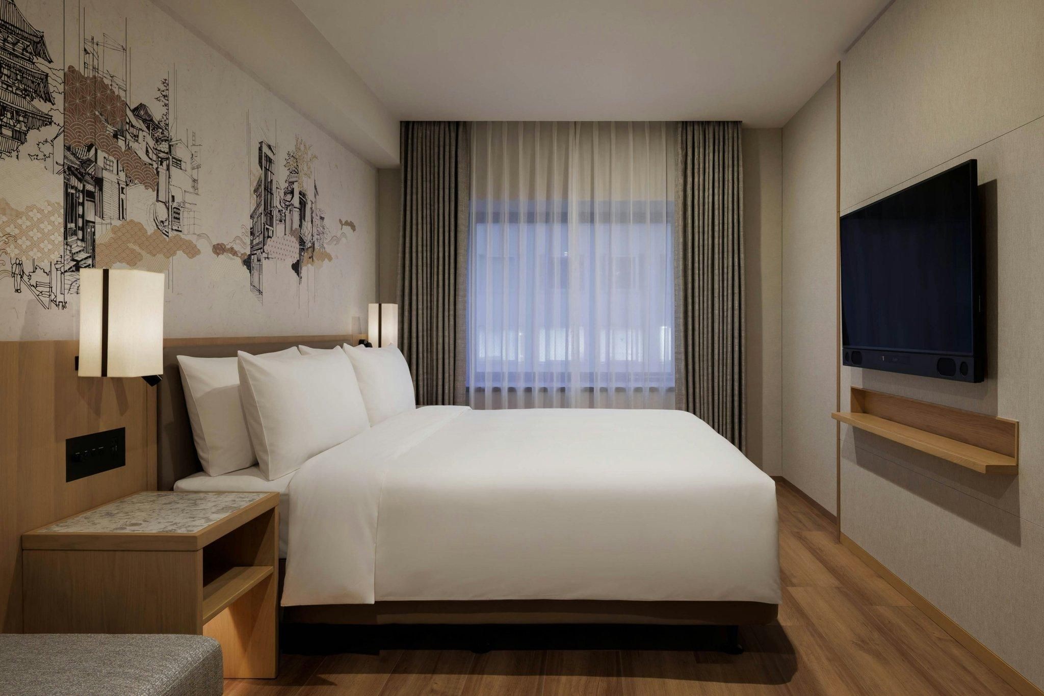 Larger Guest Room, Guest Room, 1 King