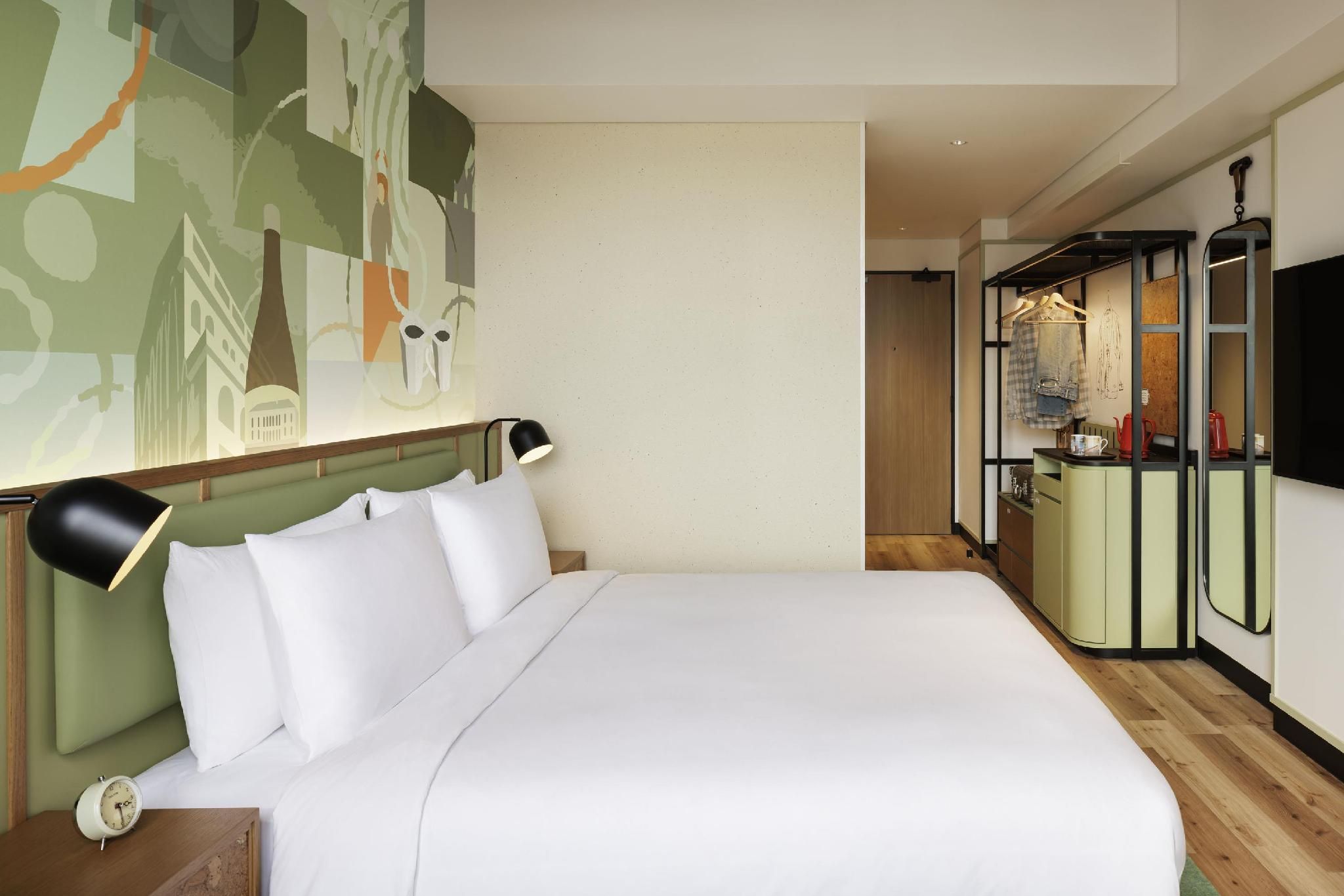 1 King Bed, High Floor
