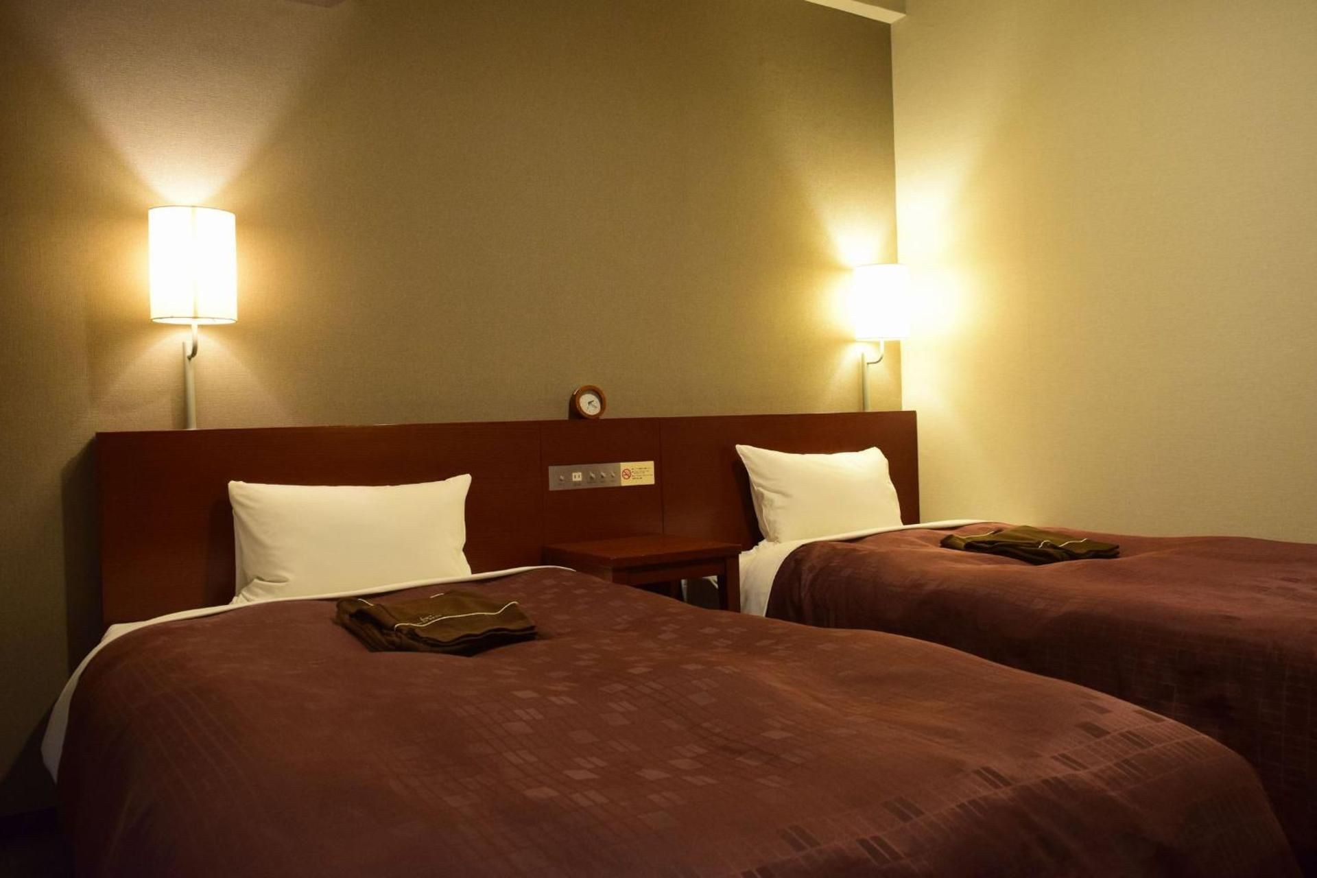Twin Room with Bath - Non-Smoking