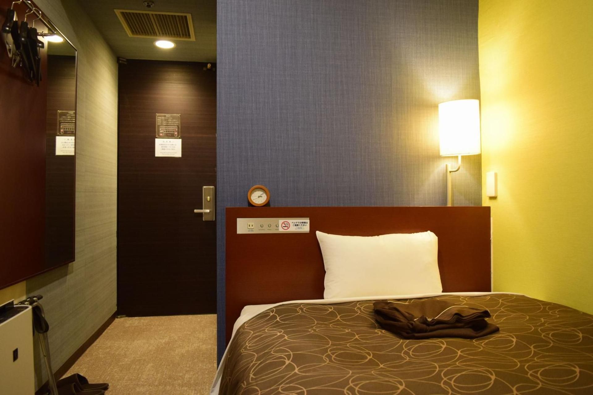 Single Room with Bath - Smoking