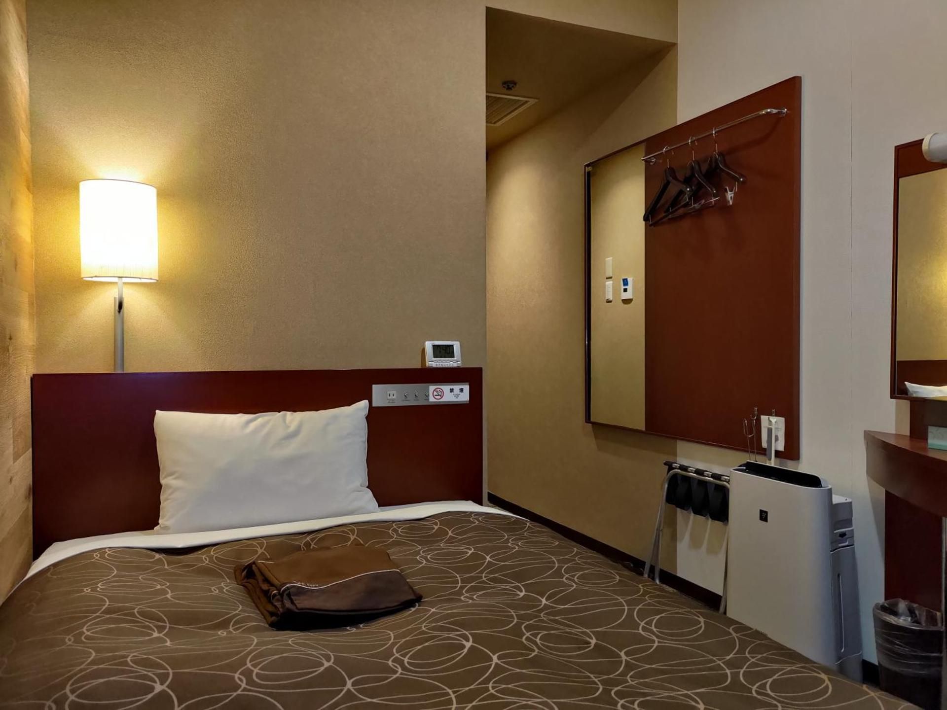 Single Room with Bath - Non-Smoking