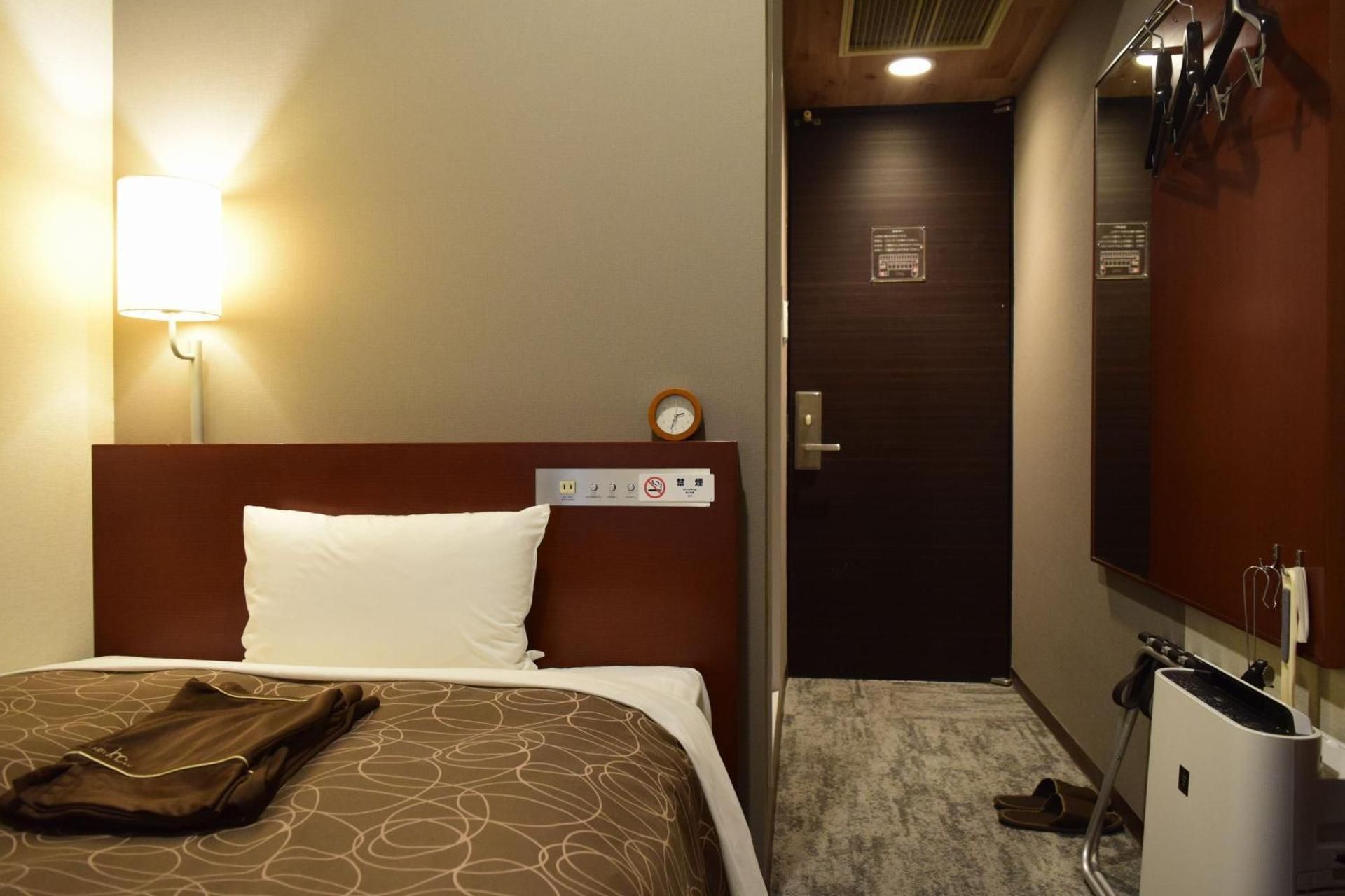 Single Room with Bath - Non-Smoking