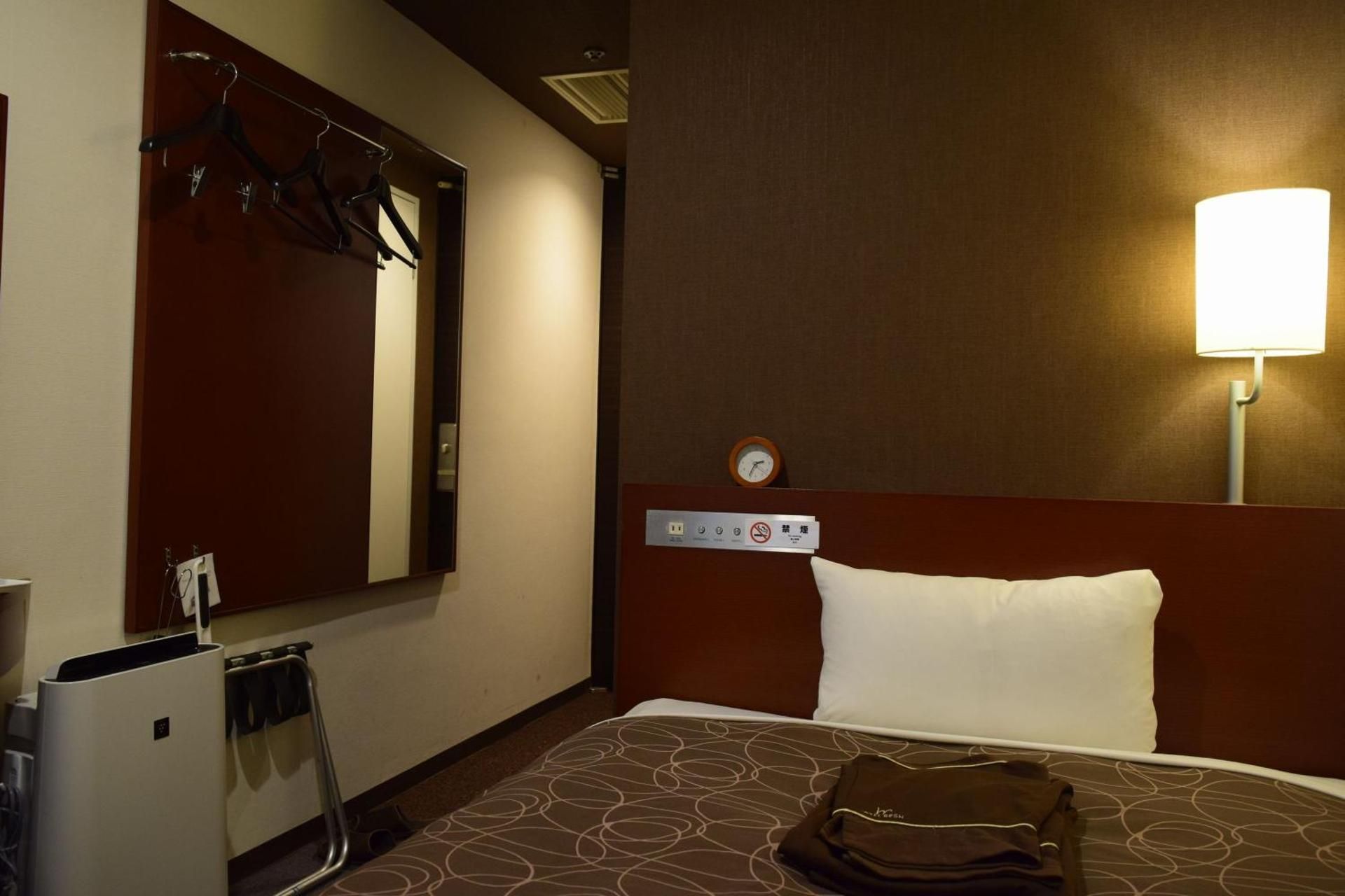 Single Room with Shower - Non-Smoking