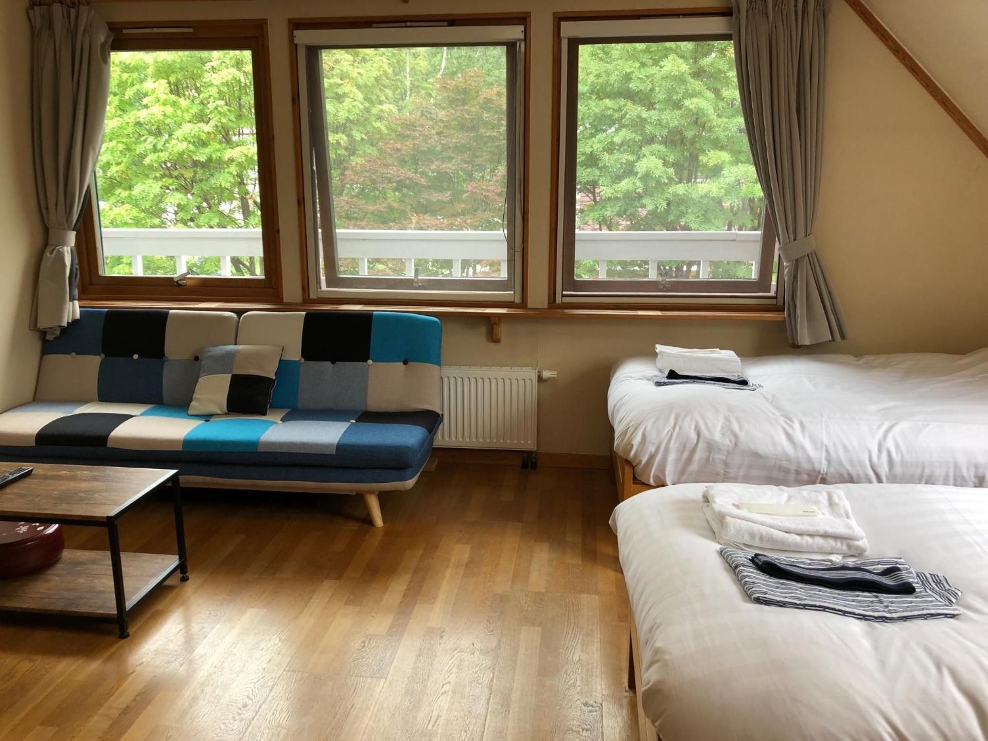 Western Style Triple Room with Shared Bathroom S1