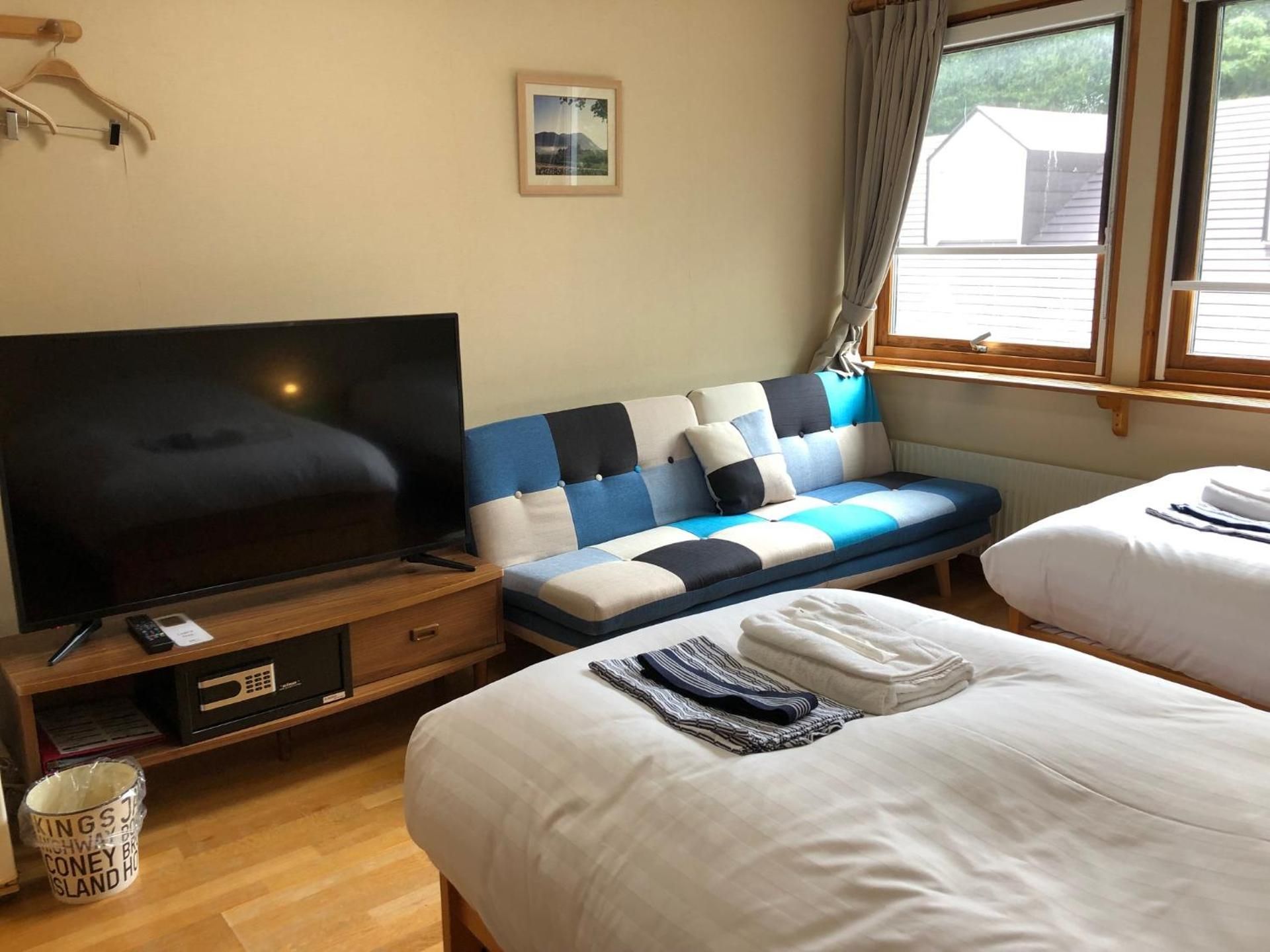 Western Style Triple Room with Shared Bathroom S3
