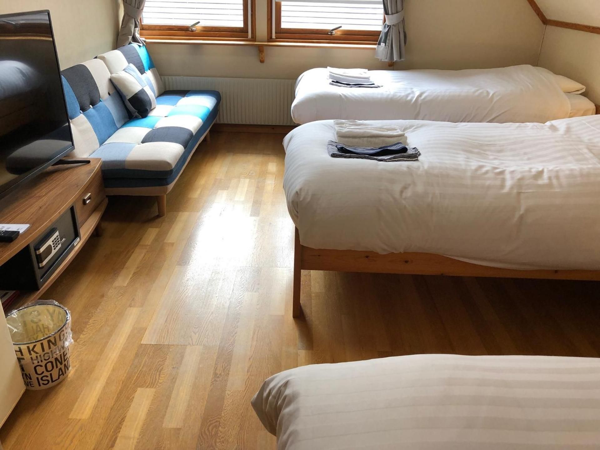Western Style Triple Room with Shared Bathroom S3