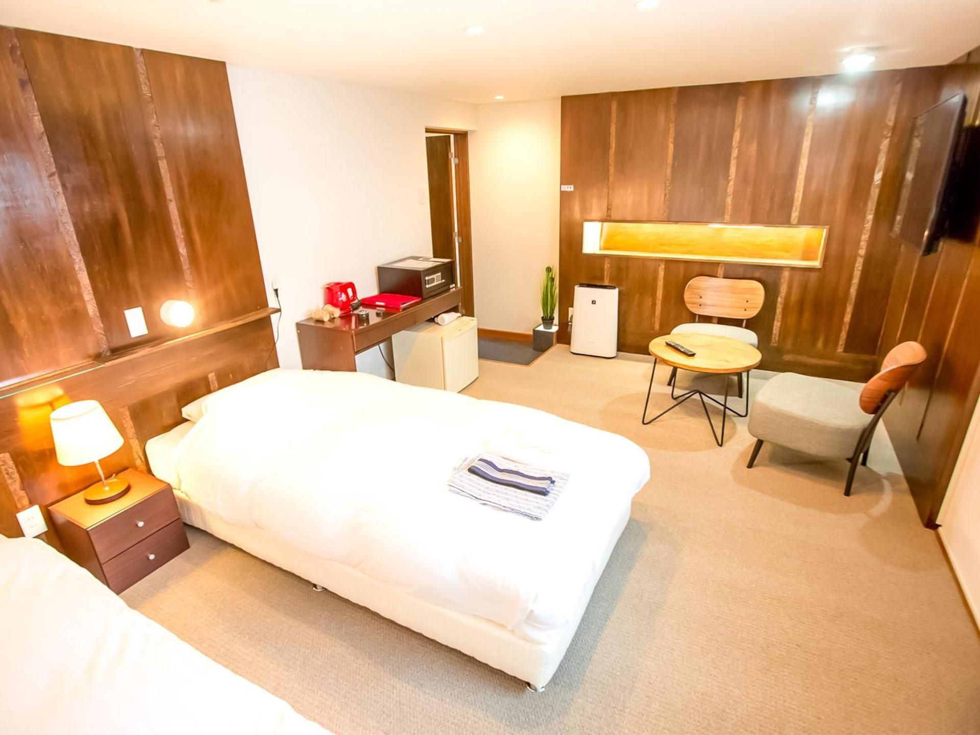 Western Style Twin Room with Shared Bathroom N4