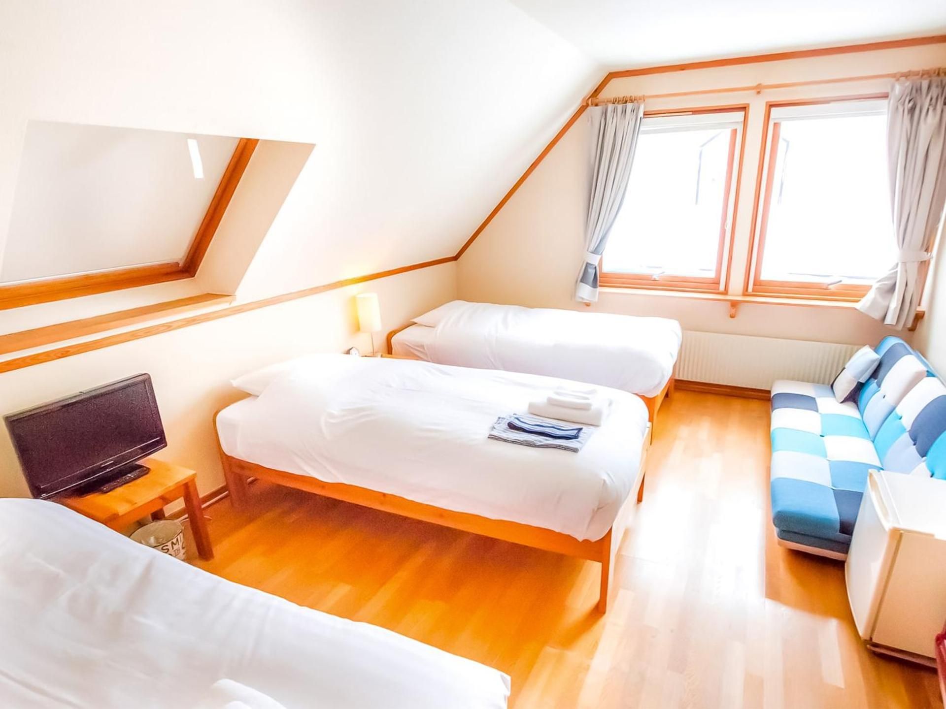 Western Style Triple Room with Shared Bathroom S2