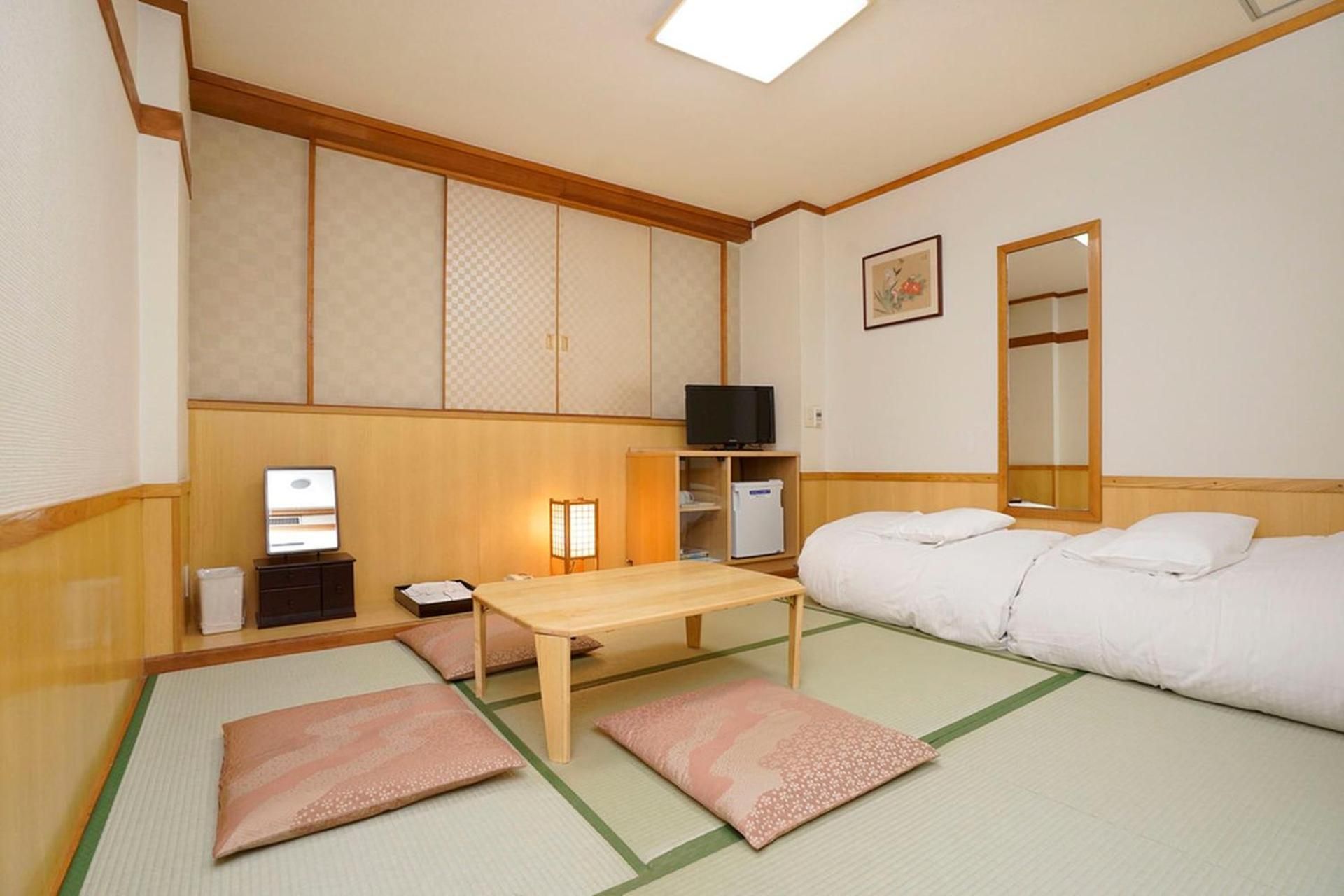 Japanese-Style Room with 6 Tatami - Smoking