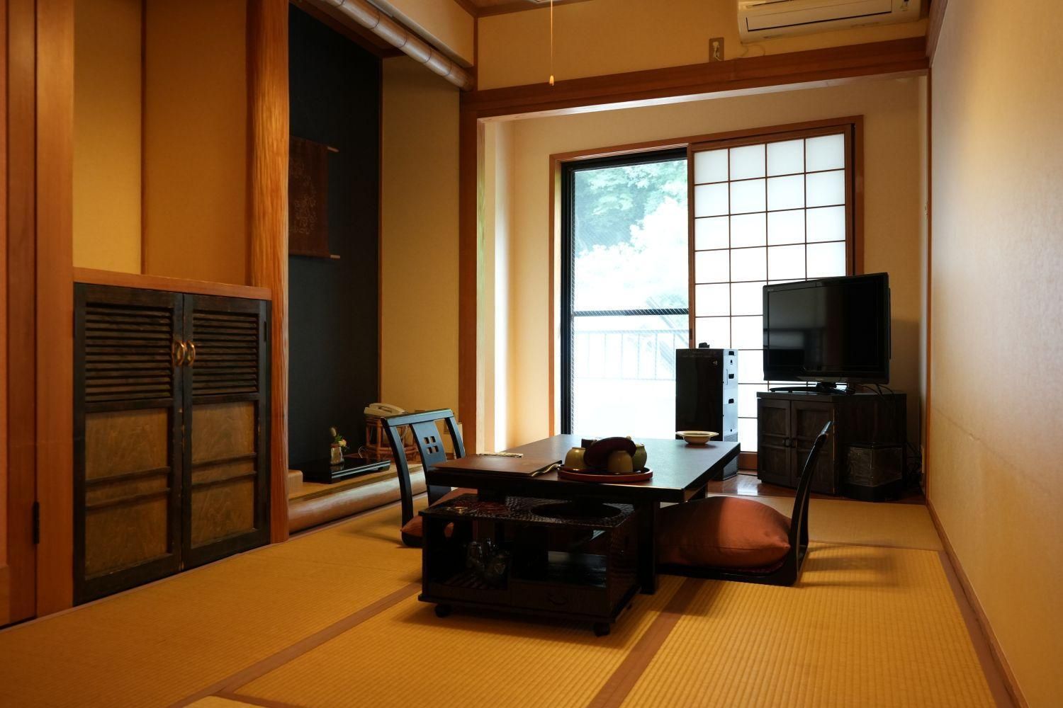 Economy Japanese-Style Twin Room with Shared Bathroom Room Number 202