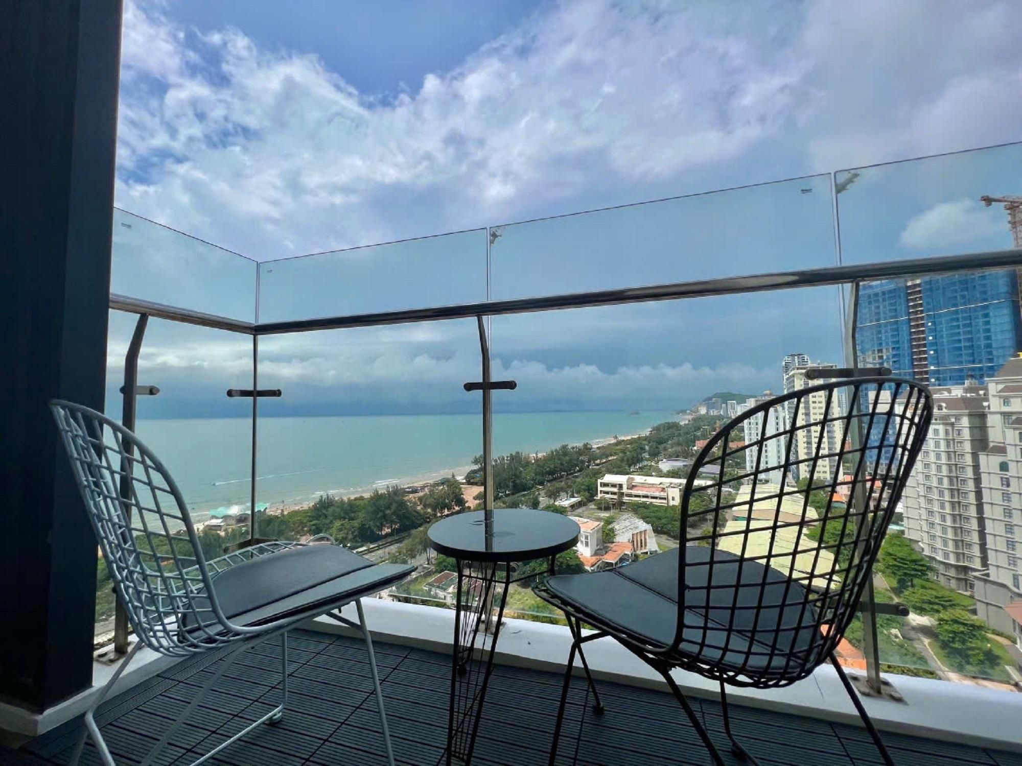 One-Bedroom Ocean View Apartment