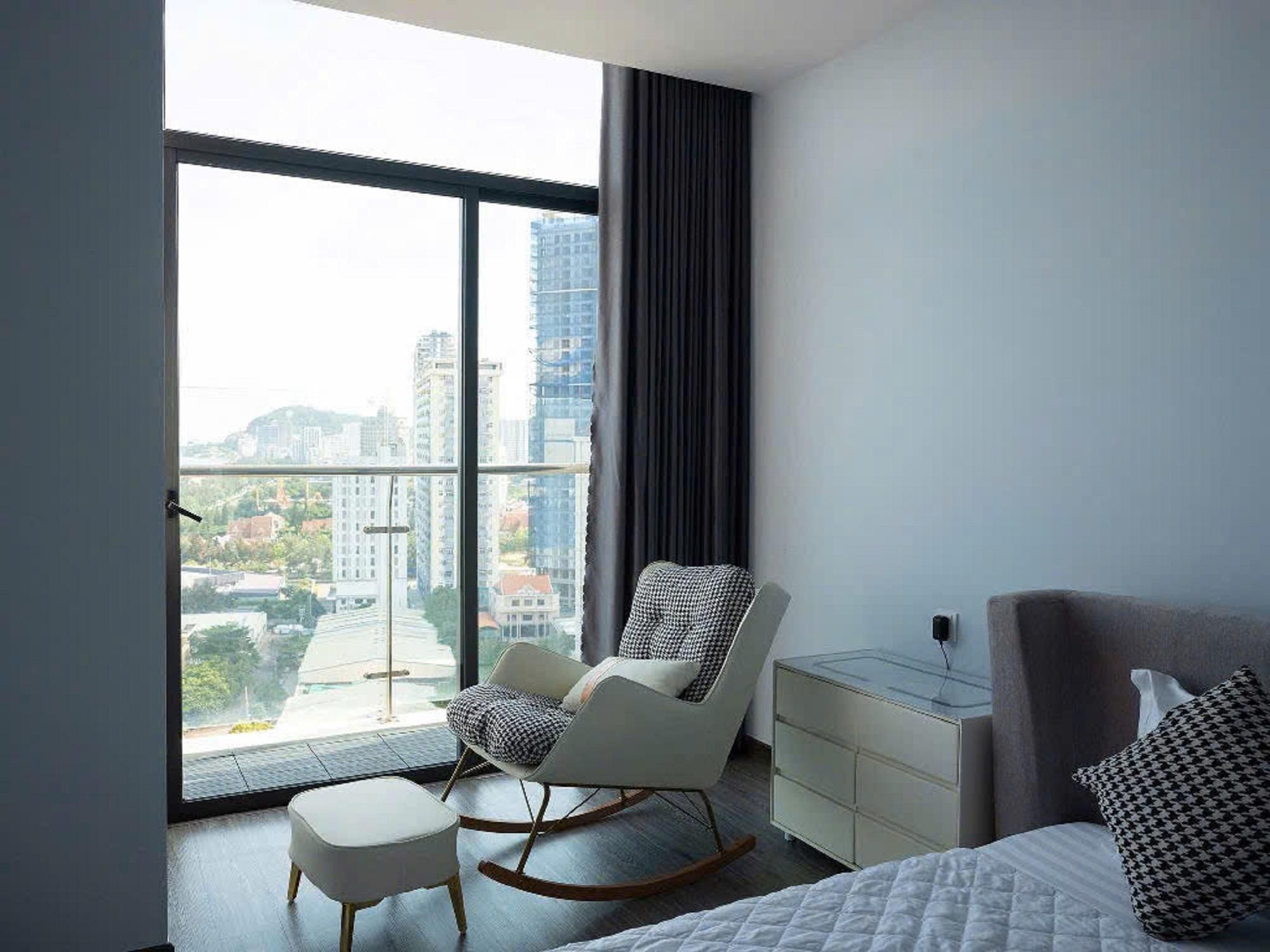 One-Bedroom Ocean View Apartment