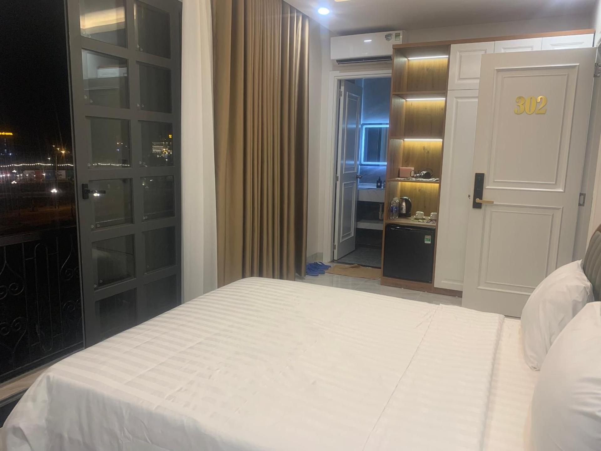 King Mountain View Room