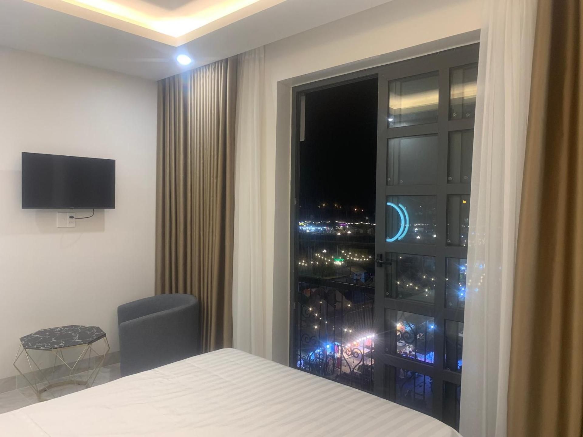 King Mountain View Room