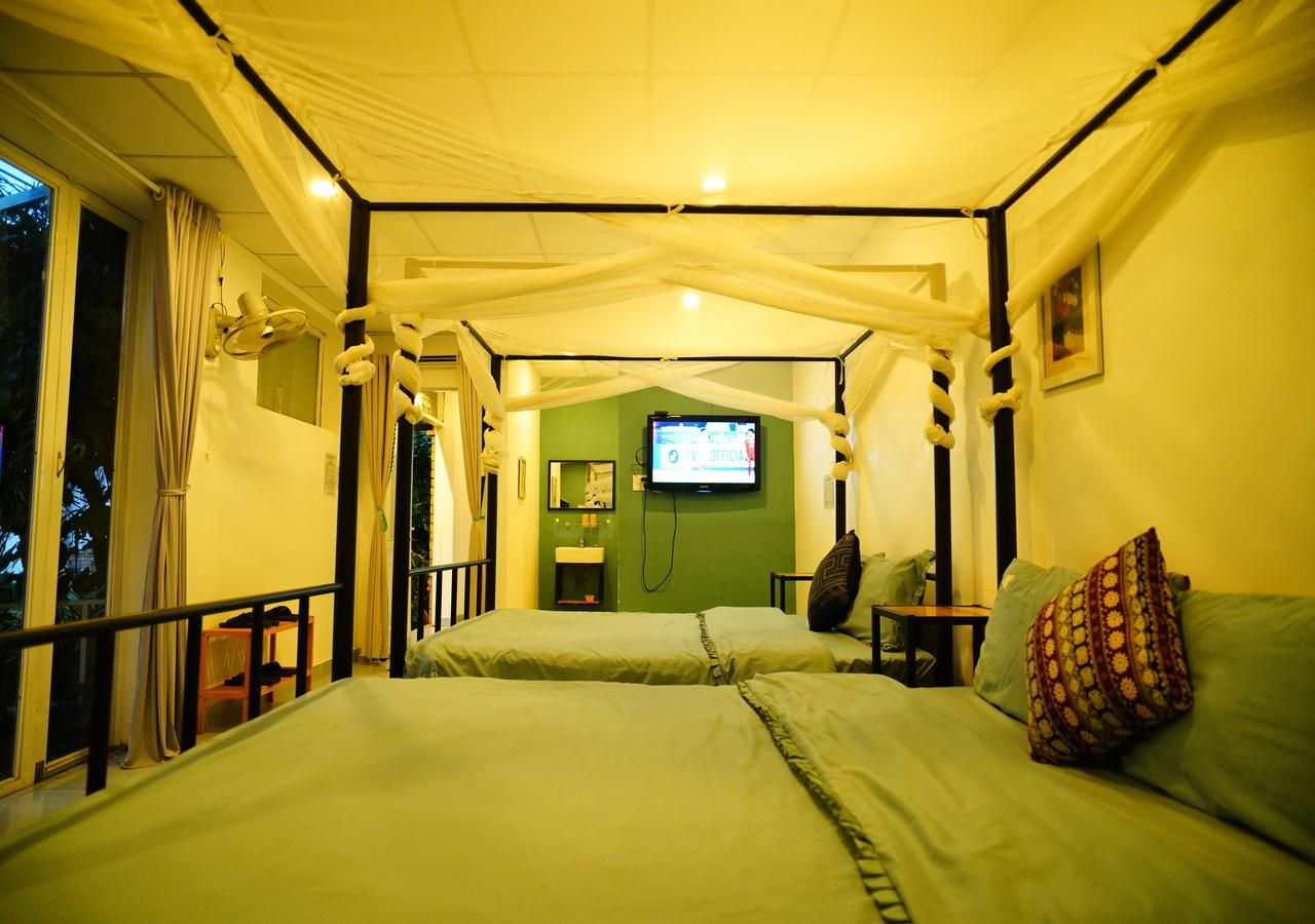 FAMILY 2 QUEEN ROOM WITH WINDOW